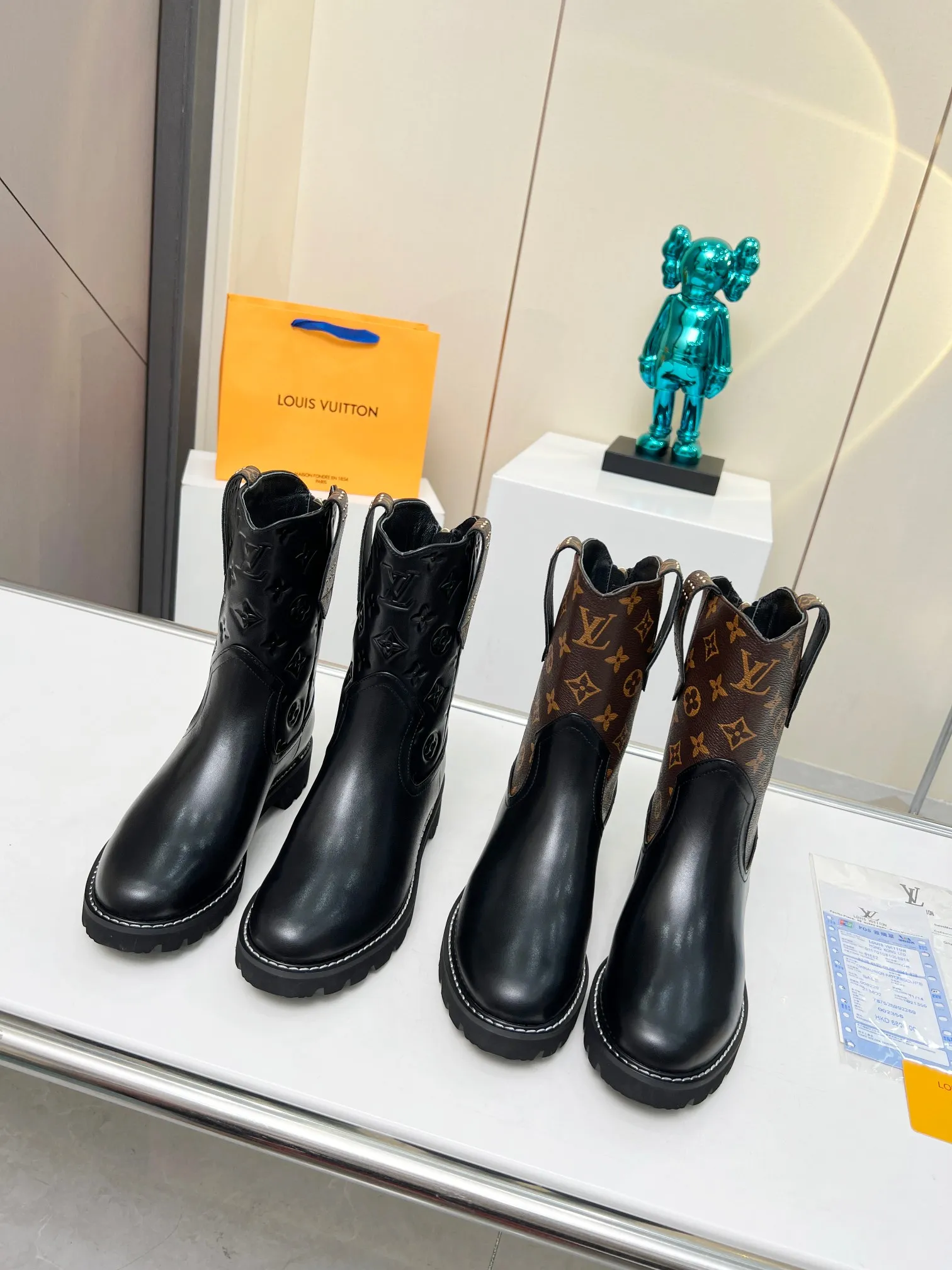 专柜同步LV路易威登Louis Vuitton马丁靴市场高端产品质量、代购级别原版原单专属材料搭纹理细致的小牛皮,2023年最新走秀款🔥🔥🔥清爽利落的造型线条、致敬路易威登旅行传统,面料,进口牛皮。内里垫脚羊皮,原版开模超轻发泡大底,跟高4.5,上脚超美超酷!实物更美,35-39(40 41 42订做不退换)出厂价:280欢迎报单