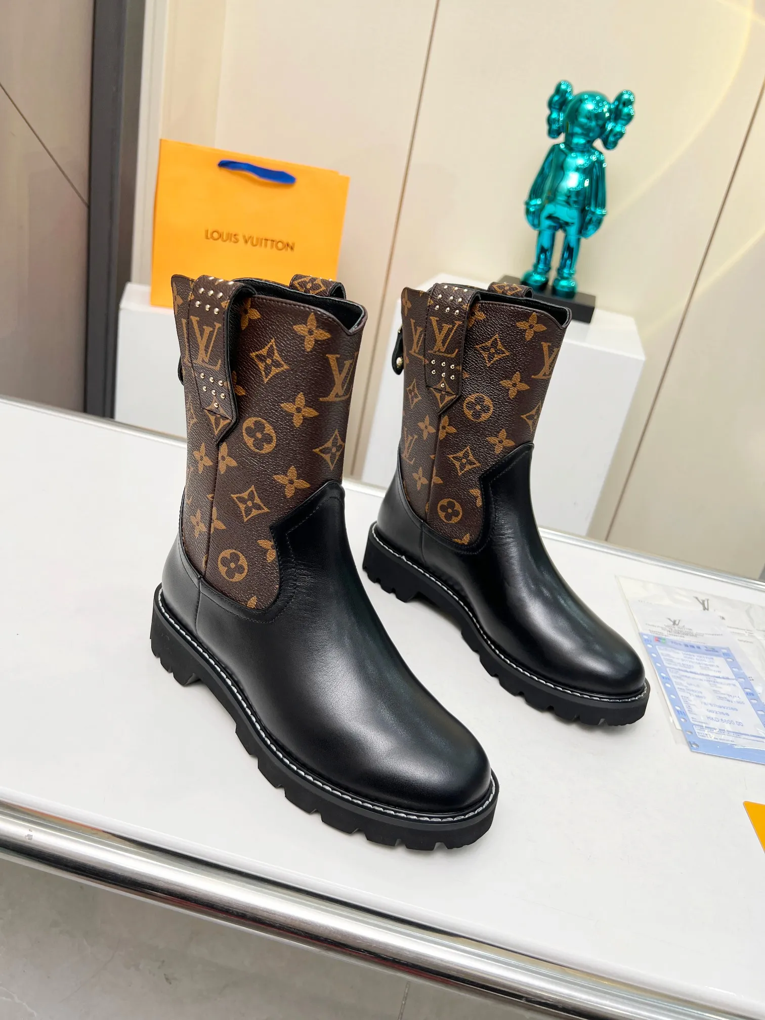 专柜同步LV路易威登Louis Vuitton马丁靴市场高端产品质量、代购级别原版原单专属材料搭纹理细致的小牛皮，2023年最新走秀款🔥🔥🔥清爽利落的造型线条、致敬路易威登旅行传统，面料，进口牛皮。内里垫脚羊皮，原版开模超轻发泡大底，跟高4.5，上脚超美超酷！实物更美，35-39（40 41 42订做不退换）出厂价：280欢迎报单