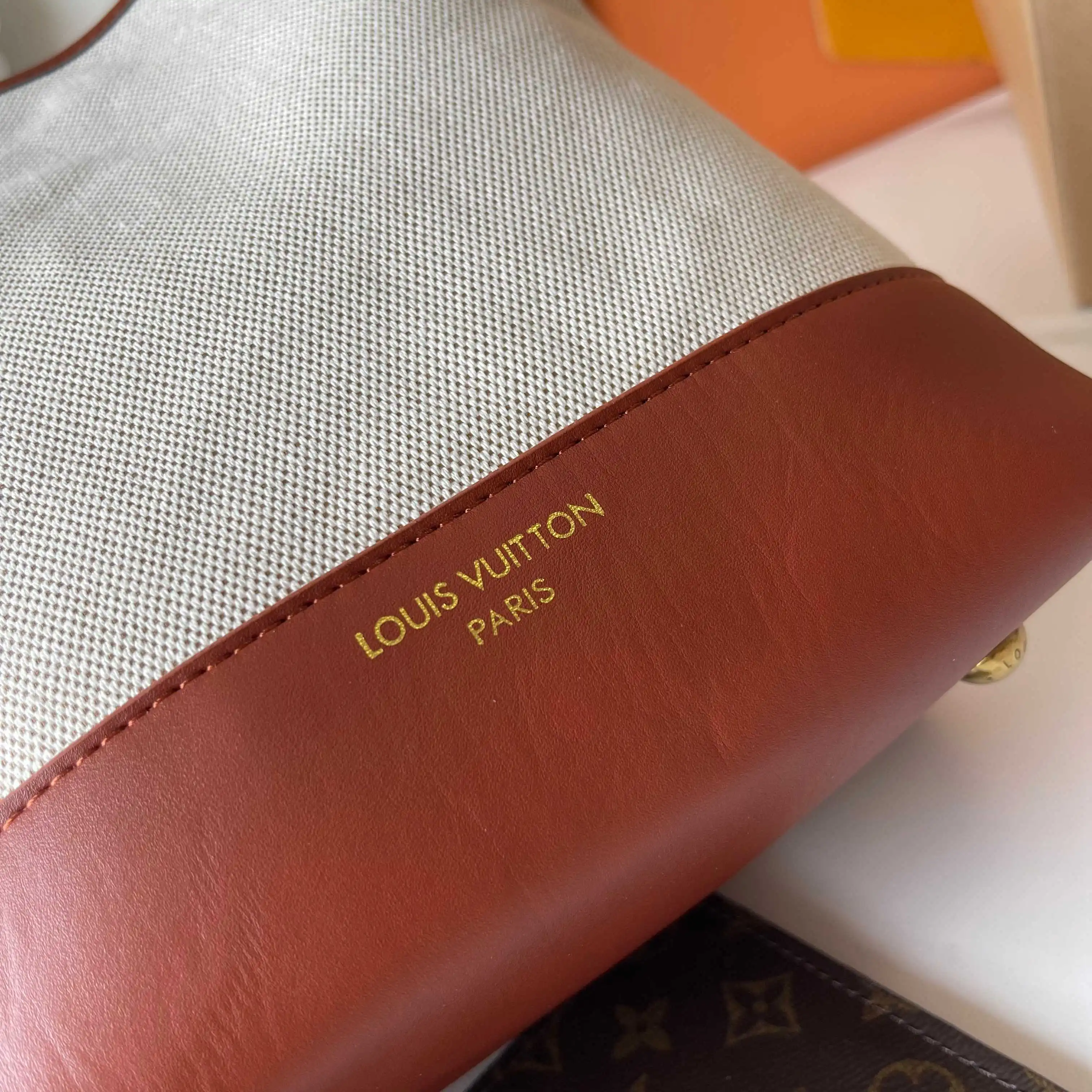 升级版批 160 M25468米白帆布 M44022棕色皮水桶包 当季新款 LOW KEY HOBO 小号手袋 本款 Low Key Hobo 小号手袋糅合帆布和牛皮革，以肌理反差演绎新季优雅格调。做旧金属件和可拆卸 Monogram 拉链内袋回溯品牌制箱传承，条纹内衬彰显考究细节。28 x 16 x 24 厘米。