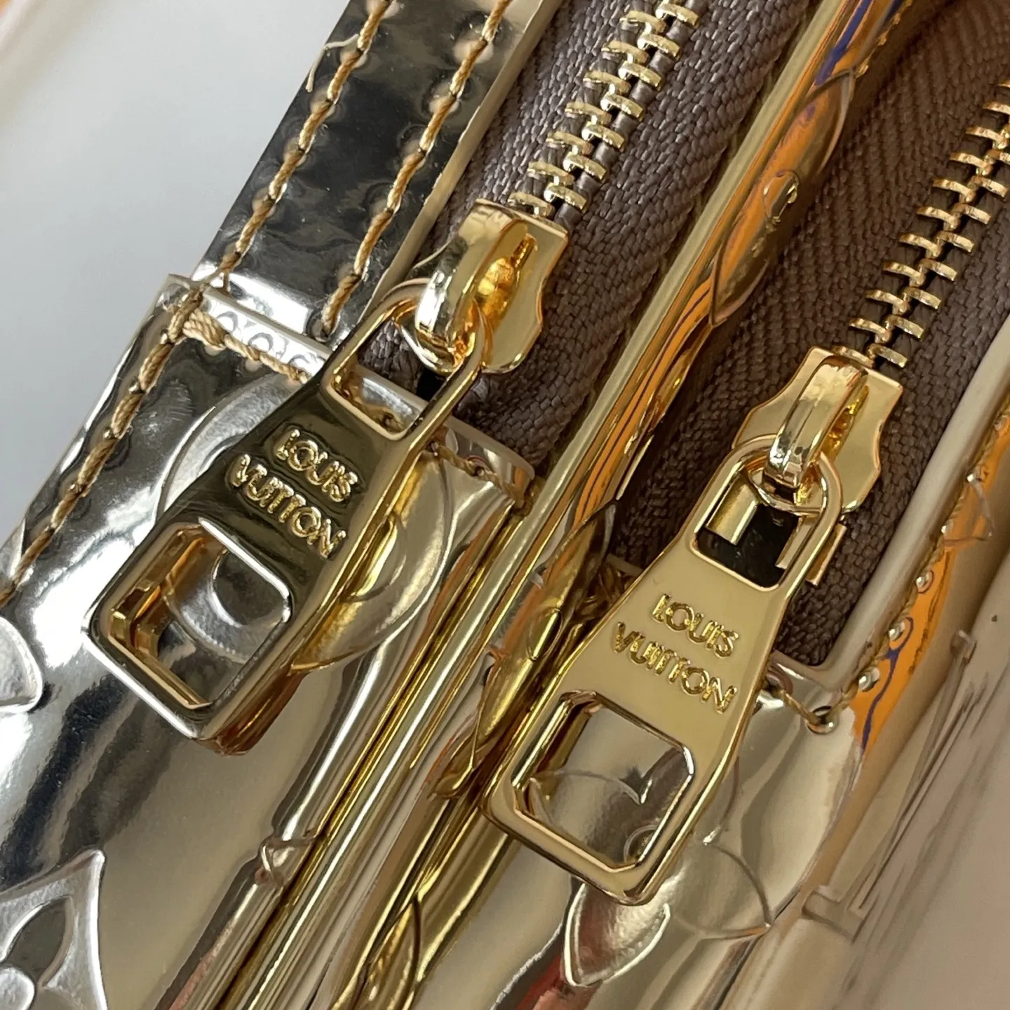 升级版批150 M11703 M13936 M25891 M47137 M14953 本款 Avenue小号 单肩包出自LV Ski 系列，为压纹涂层帆布点缀光滑皮革饰边和莹亮金属件，再以崭新 Monogram Miroir 效果宣示复古未来主义理念。主隔层内袋确保稳妥收纳，拉链外袋方便取放常用物品。肩带与手袋衔接处设有三角形拉链袋。尺寸：16 x 33 x 5.7厘米(长度 x 高 x 宽)