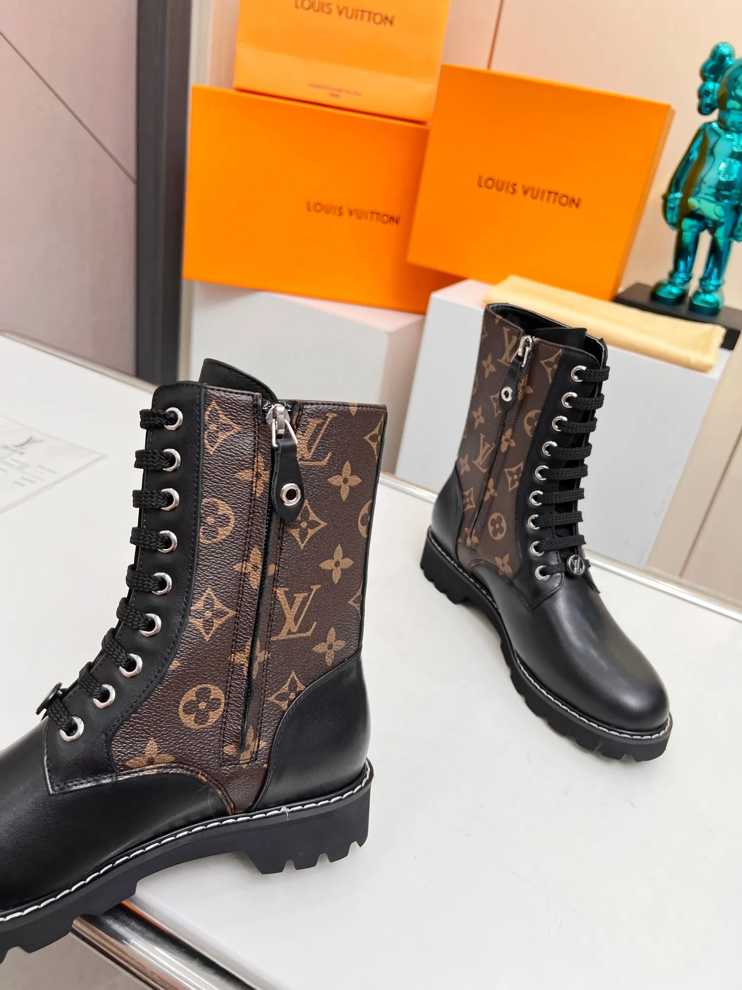 Lv路易威登louis vuitton马丁靴市场高端产品质量、代购级别原版原单专属材料搭纹理细致的小牛皮,对路易威登特色元素进行饶有趣味的解构。全粒面品牌压花和LV专属材料提升品牌识别度。清爽利落的造型线条、致敬路易威登旅行传统,面料,进口牛皮。内里垫脚羊皮,原版开模超轻发泡大底 上脚超美超酷!实物更美。 欢迎新老客户砸单 码数:35-42(40/41/42订做不退换) 大底:超轻原版发泡底。 出厂价:短靴260