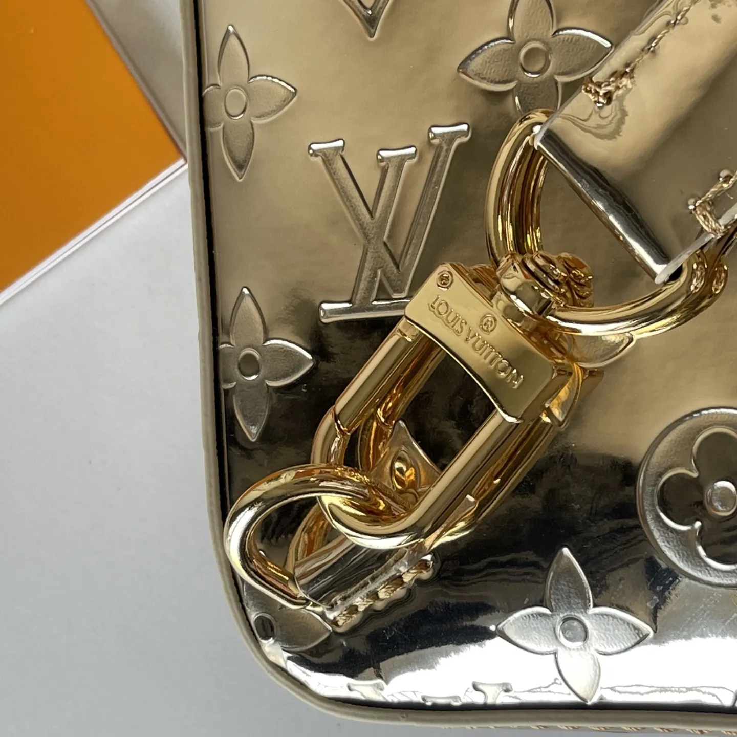 升级版批150 M11703 M13936 M25891 M47137 M14953 本款 Avenue小号 单肩包出自LV Ski 系列，为压纹涂层帆布点缀光滑皮革饰边和莹亮金属件，再以崭新 Monogram Miroir 效果宣示复古未来主义理念。主隔层内袋确保稳妥收纳，拉链外袋方便取放常用物品。肩带与手袋衔接处设有三角形拉链袋。尺寸：16 x 33 x 5.7厘米(长度 x 高 x 宽)