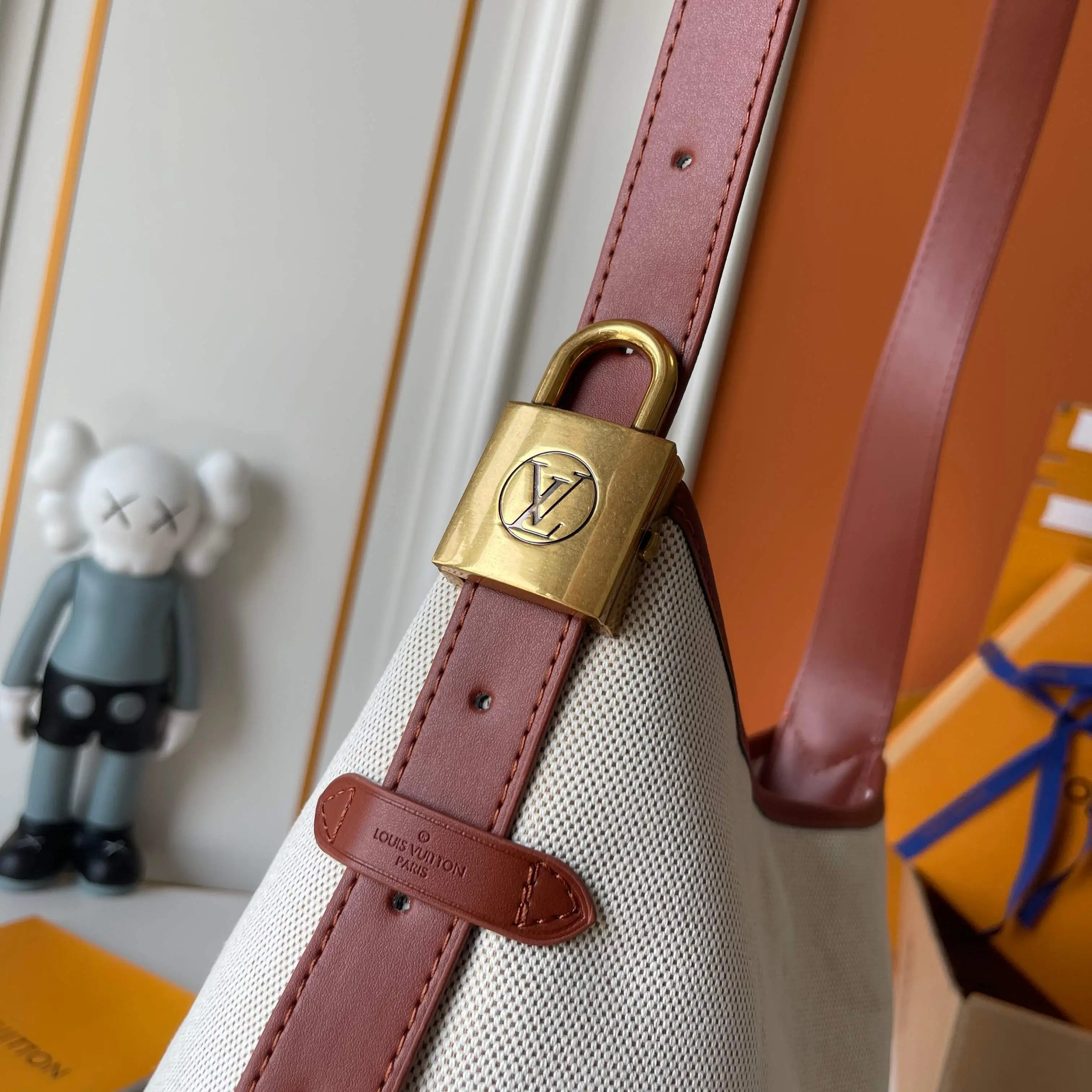 升级版批 160 M25468米白帆布 M44022棕色皮水桶包 当季新款 LOW KEY HOBO 小号手袋 本款 Low Key Hobo 小号手袋糅合帆布和牛皮革,以肌理反差演绎新季优雅格调。做旧金属件和可拆卸 Monogram 拉链内袋回溯品牌制箱传承,条纹内衬彰显考究细节。28 x 16 x 24 厘米。