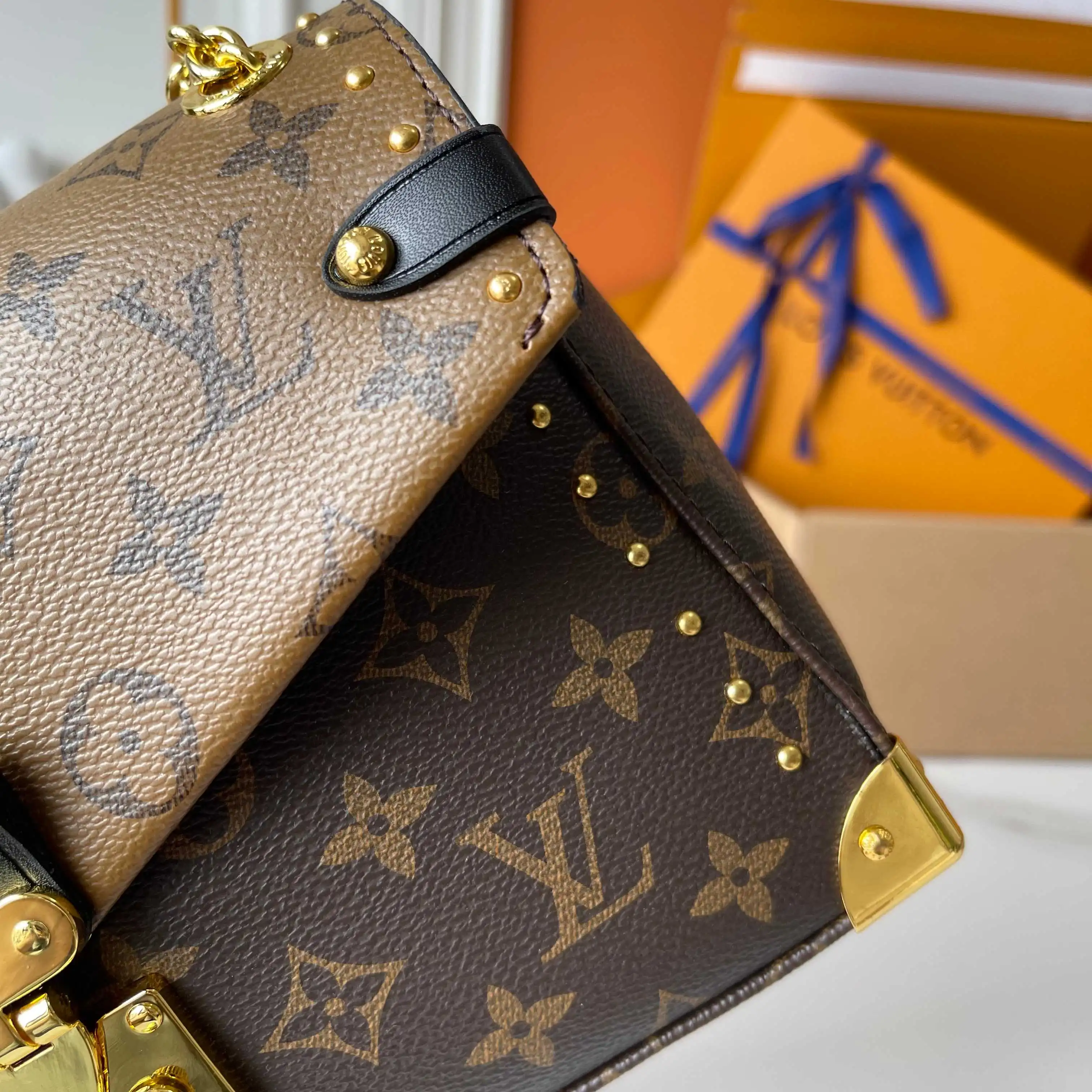 升级版批 150 M14526 M25081 M81266 Trunkie 手袋结合 Monogram 帆布和金属铆钉,搭配金属质感包角和标志性 S-lock 锁扣,以复古行李箱格调彰显品牌传承。内部空间和拉链口袋方便容纳日常所需,滑链肩带拓展背携选择。 16 x 8 x 27 厘米 (高 x 宽 x 长度) 涂层帆布 牛皮革饰边 织物内衬 金属件 翻盖开合,配有 S-lock 锁扣 拉链内袋 可收纳 6.7 寸智能手机、Sarah 长款钱夹、笔记本、太阳眼镜和钥匙 链条:可滑动调整,可拆卸 链条半长:20.0 厘米 链条半长可调至:28.0 厘米