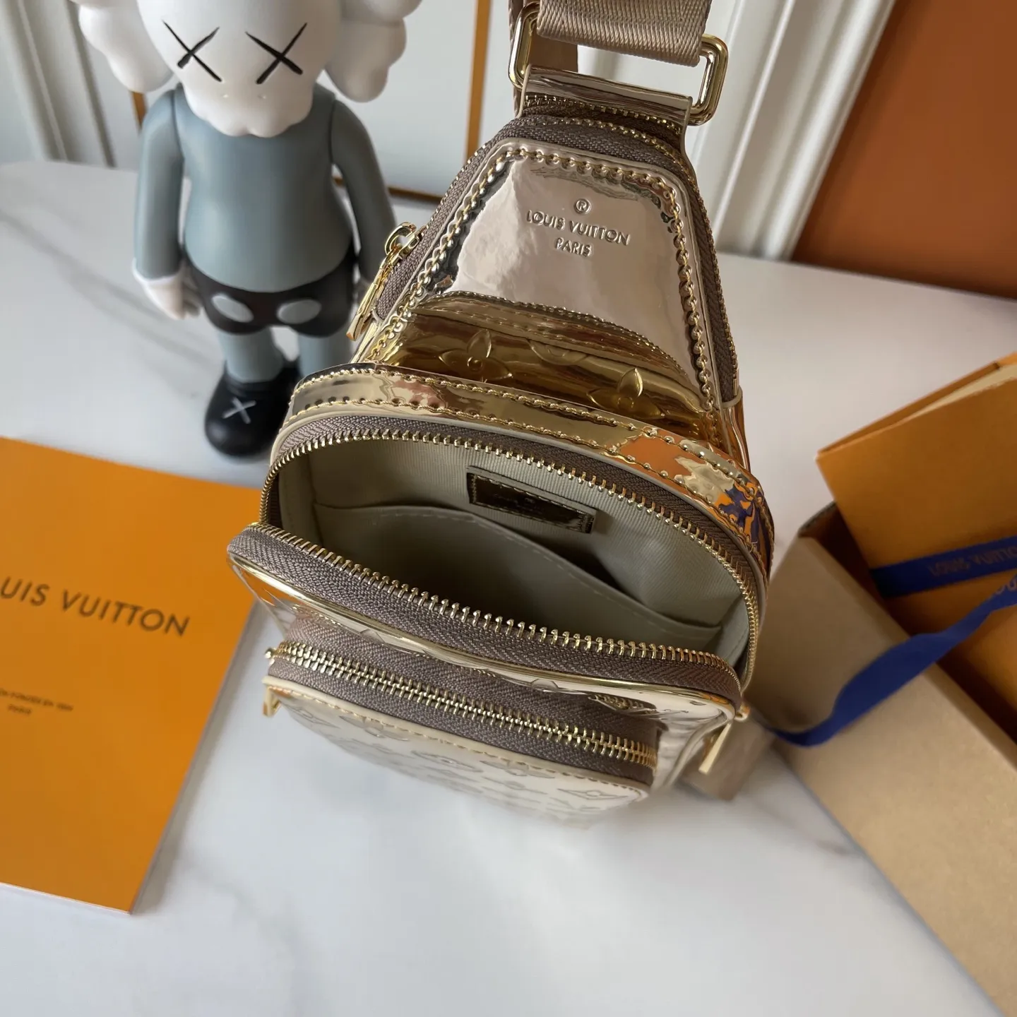 升级版批150 M11703 M13936 M25891 M47137 M14953 本款 Avenue小号 单肩包出自LV Ski 系列，为压纹涂层帆布点缀光滑皮革饰边和莹亮金属件，再以崭新 Monogram Miroir 效果宣示复古未来主义理念。主隔层内袋确保稳妥收纳，拉链外袋方便取放常用物品。肩带与手袋衔接处设有三角形拉链袋。尺寸：16 x 33 x 5.7厘米(长度 x 高 x 宽)