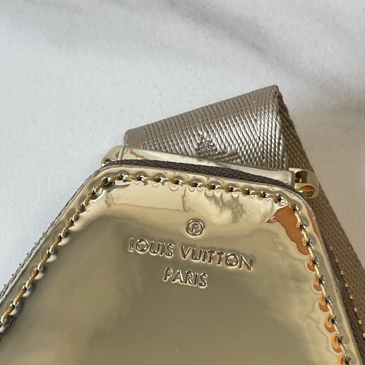 升级版批150 M11703 M13936 M25891 M47137 M14953 本款 Avenue小号 单肩包出自LV Ski 系列,为压纹涂层帆布点缀光滑皮革饰边和莹亮金属件,再以崭新 Monogram Miroir 效果宣示复古未来主义理念。主隔层内袋确保稳妥收纳,拉链外袋方便取放常用物品。肩带与手袋衔接处设有三角形拉链袋。尺寸:16 x 33 x 5.7厘米(长度 x 高 x 宽)