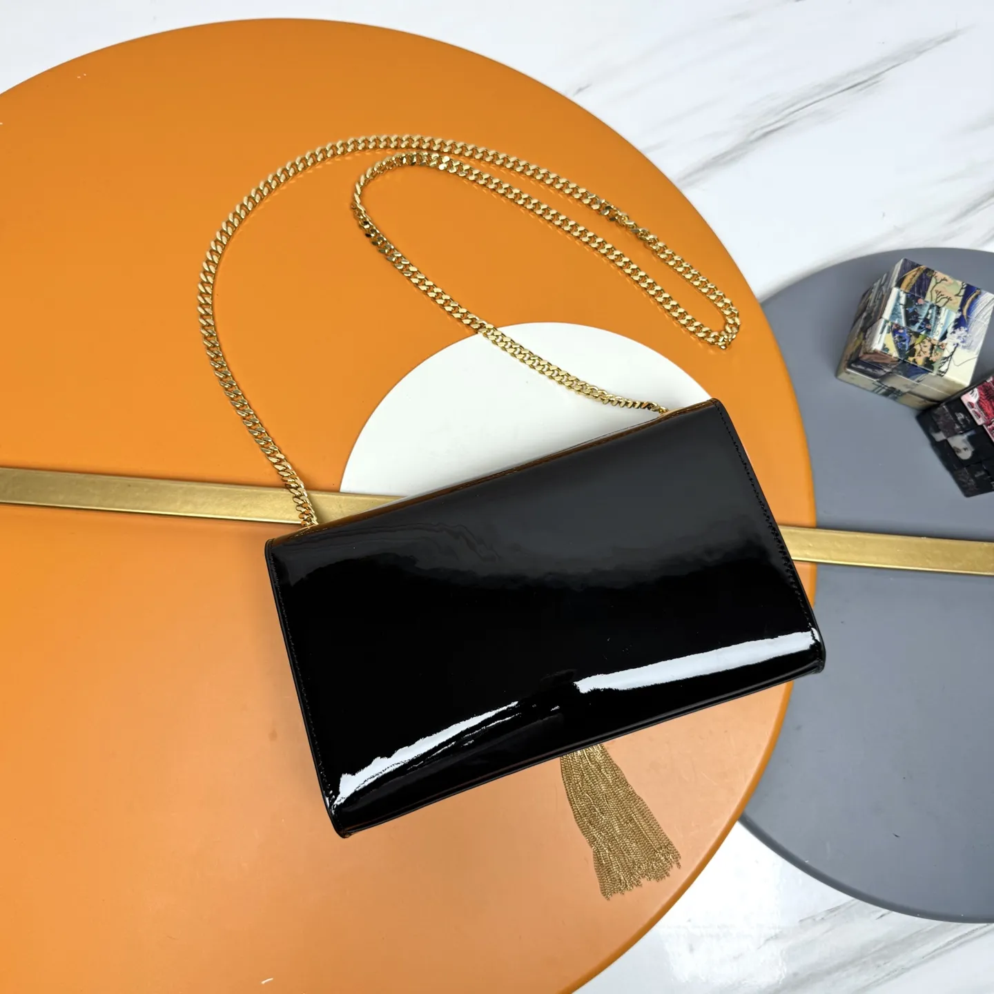 YSL/圣罗兰【漆皮】💰💰500 期待已久漆皮永远是时尚的代表&hellip;简单而又浮夸，这个夏天你妖孽，最采用顶级南非进口漆皮，流梳五金，经典才是永恒！超乎想象的百搭，做工细节都无可挑剔[得意]型号：354119漆皮 ，24x14x5cm：24x14x5cm