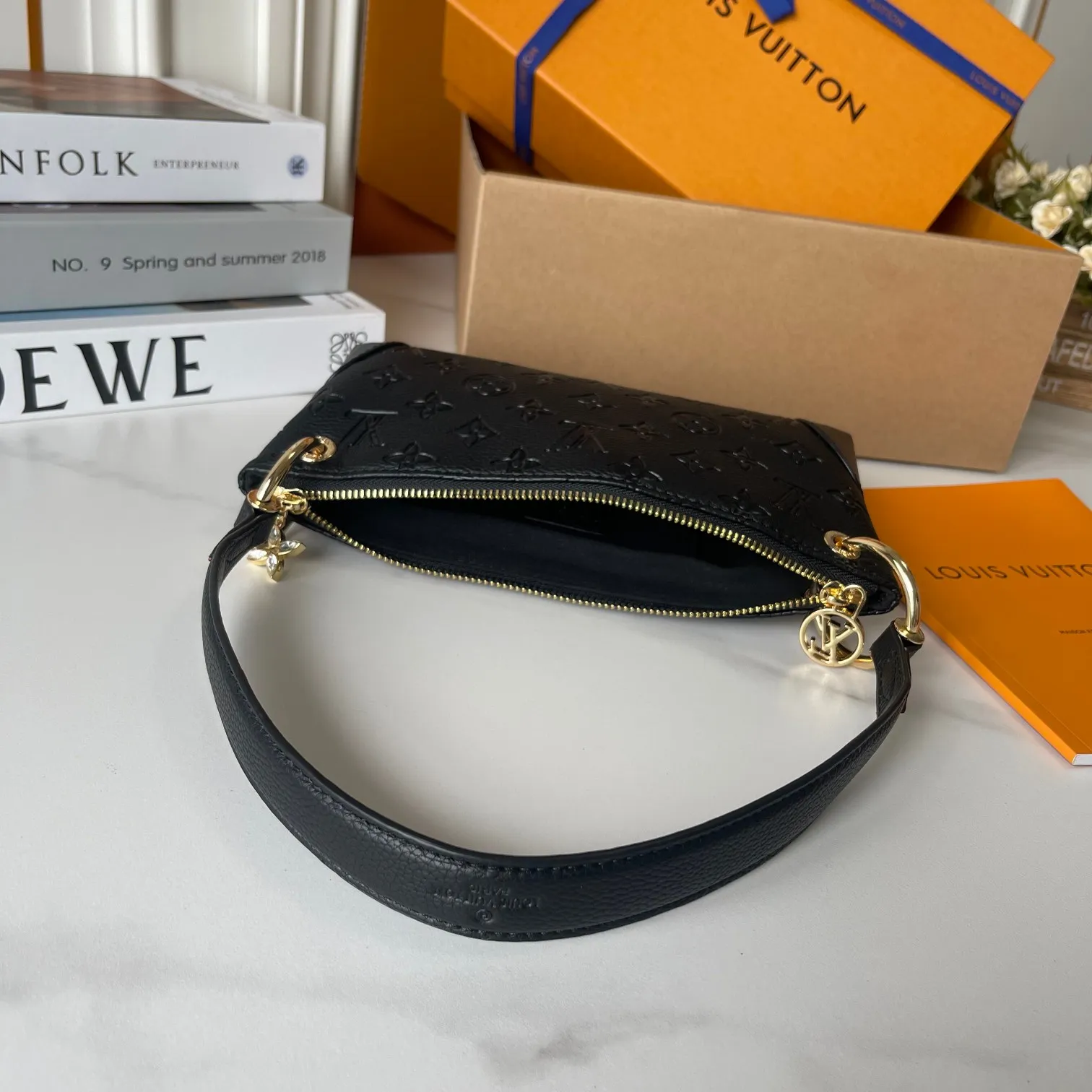 升级版批 120 M12174 💋腋下包✨随性又高级👑采用进口牛皮🌟品牌典范之作,现以全新精巧版本焕新呈现,可轻松收纳常用物件Size:25.5*13*5