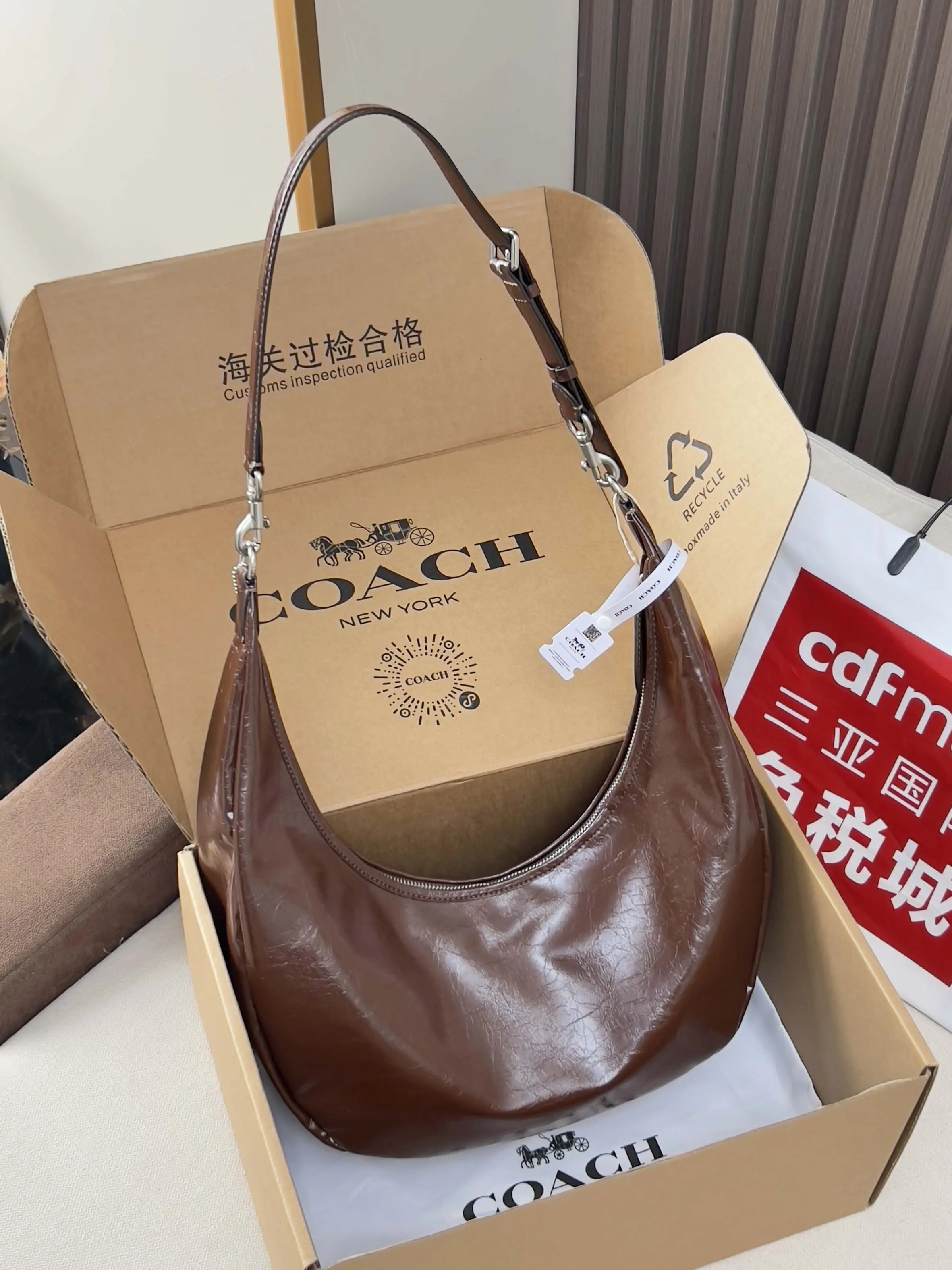 💰205✔《配图片包装》蔻驰新品 juilet sling美式复古风 单肩腋下包，Coach 这波时尚狠狠的拿捏住了开挂的Juliet又出新成员了，松弛随性又自主的风格带着美式复古风 尺寸:36 x38 x12cm