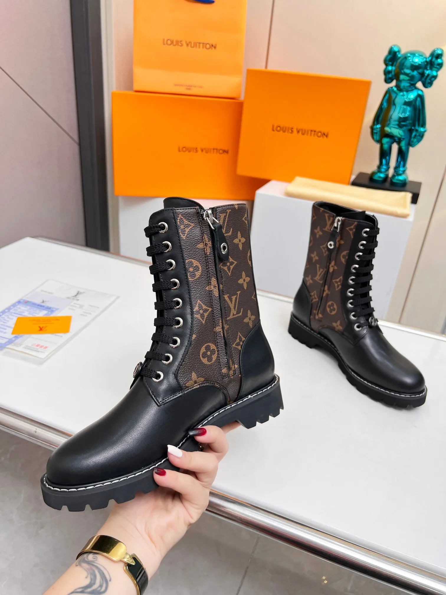 Lv路易威登louis vuitton马丁靴市场高端产品质量、代购级别原版原单专属材料搭纹理细致的小牛皮，对路易威登特色元素进行饶有趣味的解构。全粒面品牌压花和LV专属材料提升品牌识别度。清爽利落的造型线条、致敬路易威登旅行传统，面料，进口牛皮。内里垫脚羊皮，原版开模超轻发泡大底 上脚超美超酷！实物更美。 欢迎新老客户砸单 码数：35-42（40/41/42订做不退换） 大底：超轻原版发泡底。 出厂价：短靴260