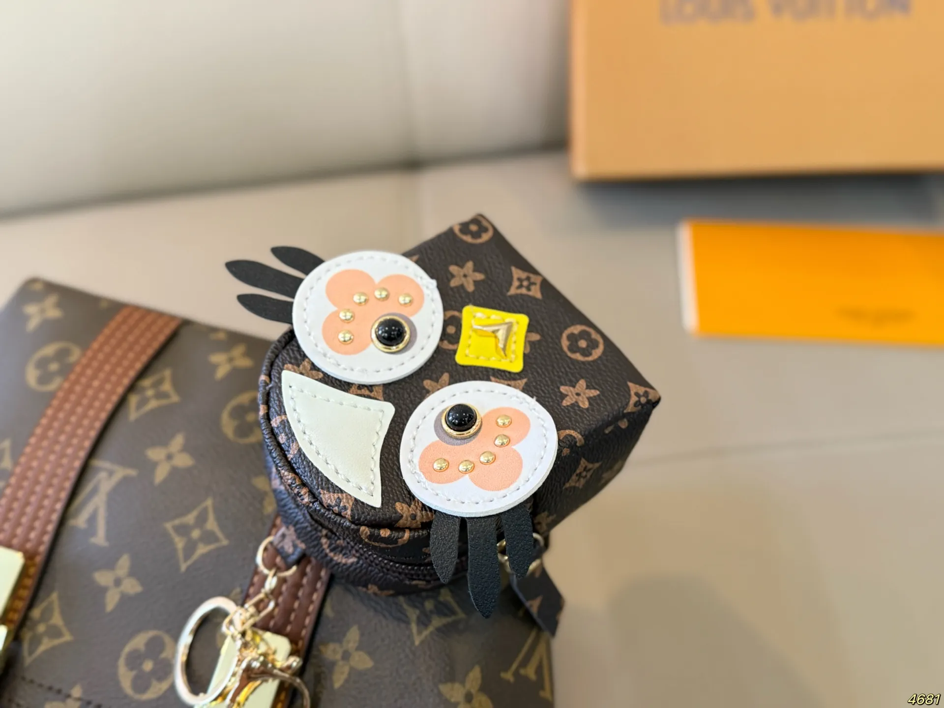 &yen;135配盒 Lv手提包斜挎包 高颜值潮酷时尚女孩必入 适合日常 通勤 出街 尺寸21 12