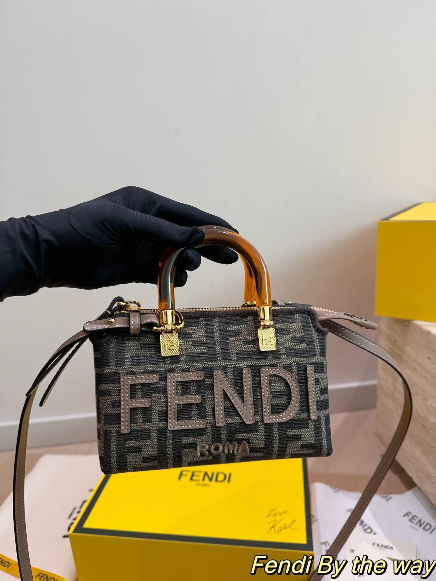 P170配折叠盒 芬迪 mini 波士顿枕头包FENDI 出勤回头率爆表！一个包包就搞定 拥有纯净简约廓形的mini by the way 结合玳瑁手柄的元素 化作保留品牌所有个性元素又颇为惹人怜爱的迷你尺寸 关键还特别百搭 白天出门游玩背上可以带不少东西 还可以斜挎妥妥的爱了 尺寸17.10