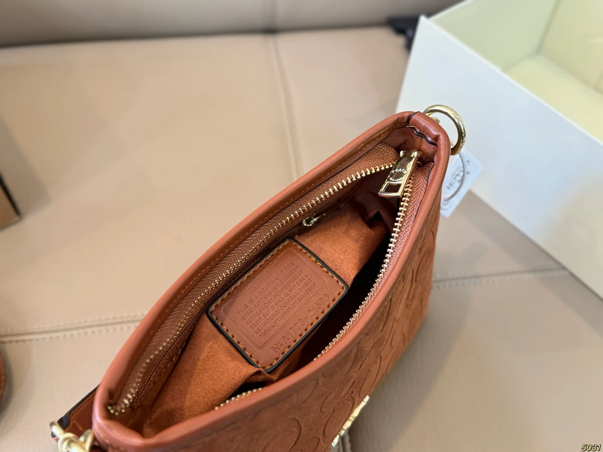 ¥135折叠盒 蔻驰COACH腋下包 配长肩带 单肩斜挎皆可 颜色搭配很有复古的感觉 高级又不失优雅超有氛围感 通勤 休闲 约会通通可搭 尺寸小号21 14