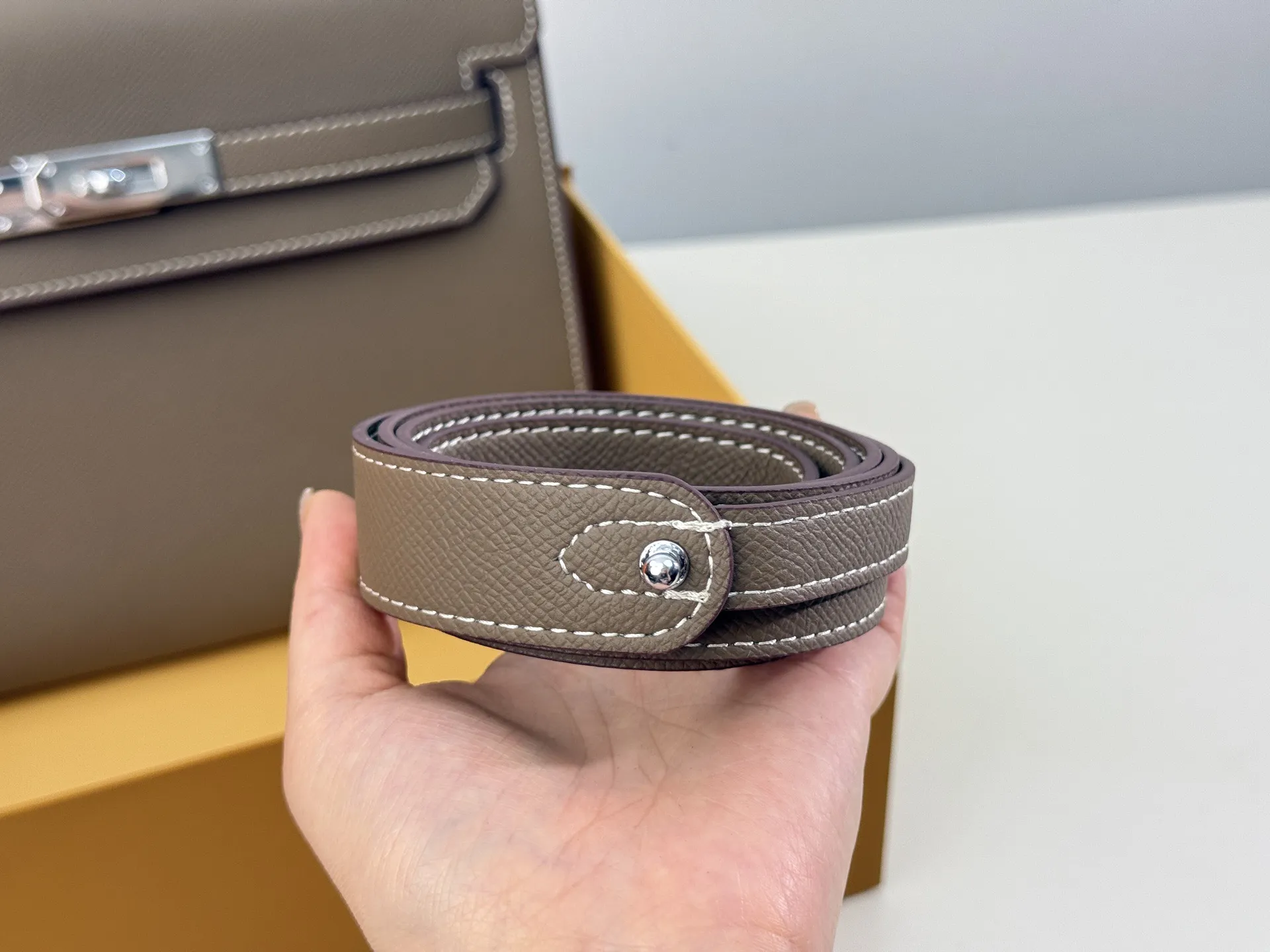 (折叠盒⚠️)p210 爱马仕Kelly depeches 25邮差包包,在Kelly系列里算是很好入手的一款 包包的容量挺大的,日常出门完全够用 3条带子可以自由转换 size:25*18cm