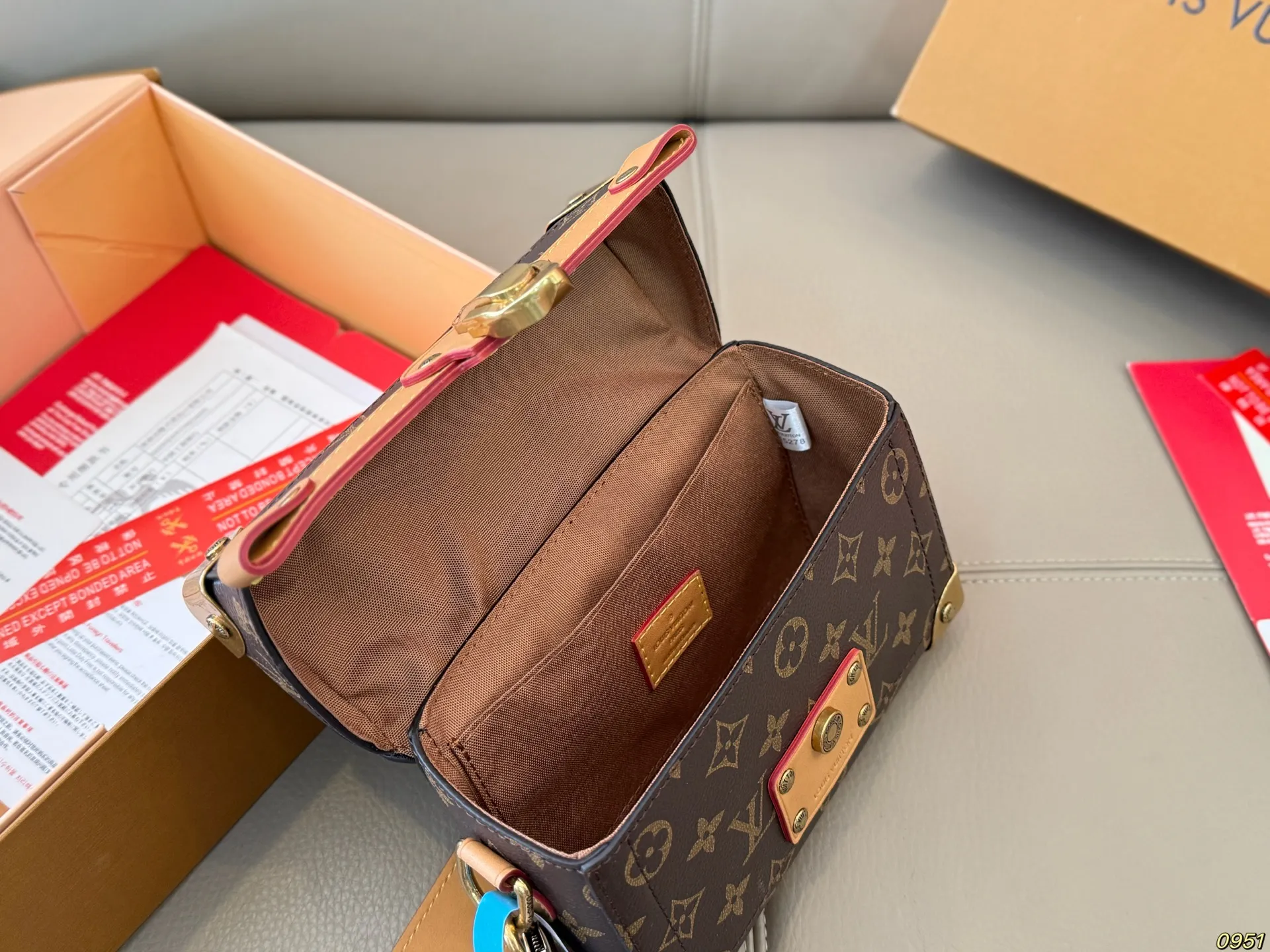 &yen;180折叠盒 LV路易威登 小箱子 高出镜率单品 国外博主网红同款 上身真的超级！减龄！ 简单耐看的版型 尺寸20 14