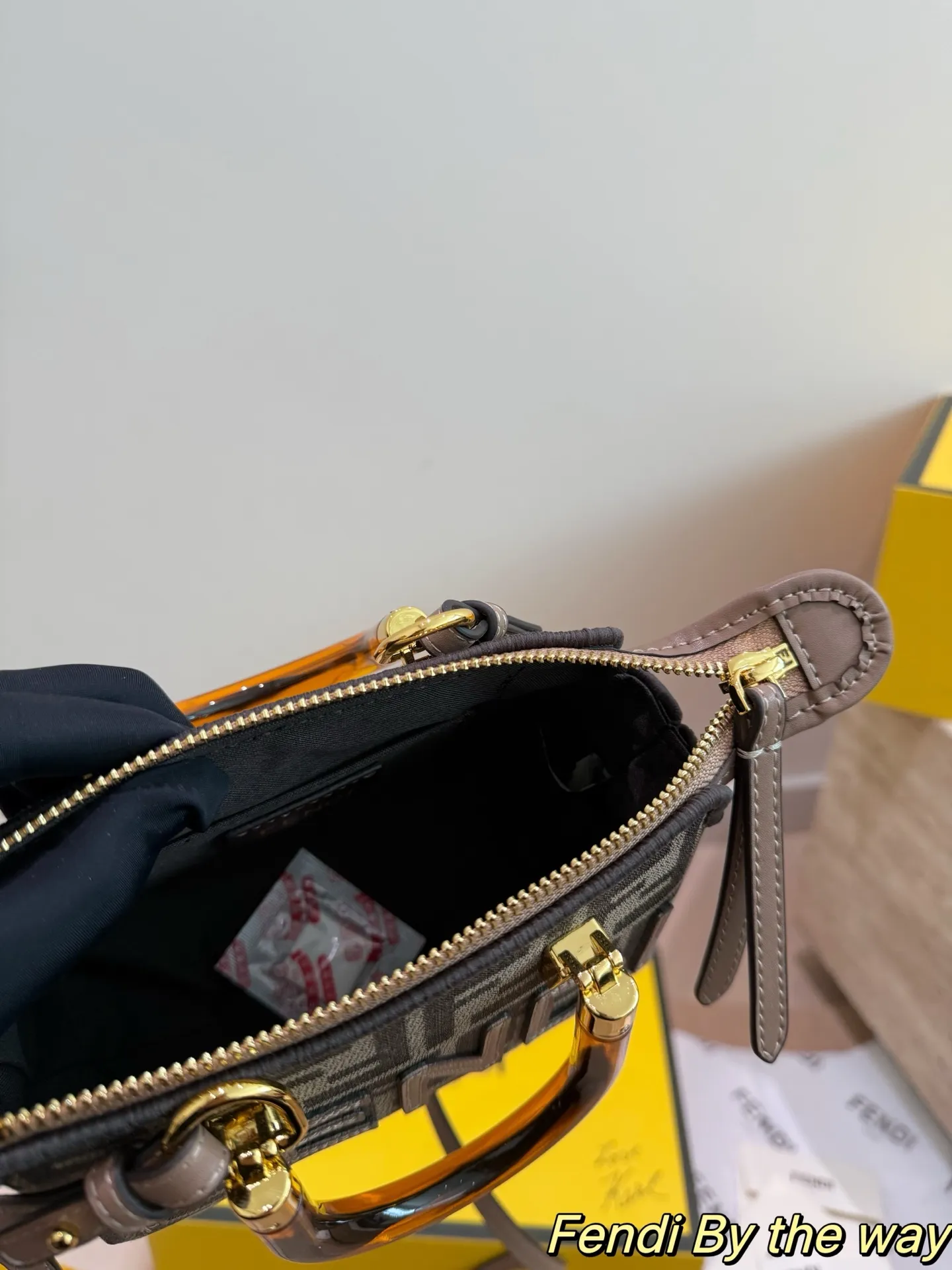 P170配折叠盒 芬迪 mini 波士顿枕头包FENDI 出勤回头率爆表!一个包包就搞定 拥有纯净简约廓形的mini by the way 结合玳瑁手柄的元素 化作保留品牌所有个性元素又颇为惹人怜爱的迷你尺寸 关键还特别百搭 白天出门游玩背上可以带不少东西 还可以斜挎妥妥的爱了 尺寸17.10