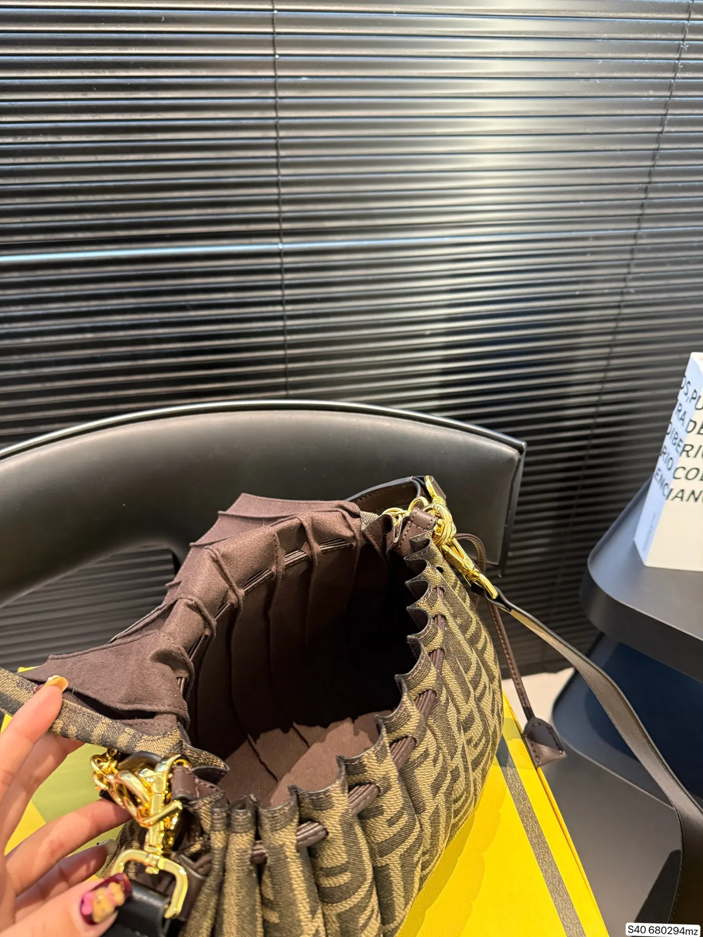 P250 配折叠盒 芬迪新款真的好温柔呀！ 像揉碎的云朵☁️ 褶皱肌理自带慵懒高级感，金色FF扣复古又闪耀✨ 腋下包型刚好卡在肩线，走路都带风～ 容量超惊喜！手机、粉饼、耳机，全塞下，通勤逛街都能打✔️ 搭西装飒爽，配裙装温柔，背上直接拿捏松弛贵气感！ 尺寸29 20 货号680294