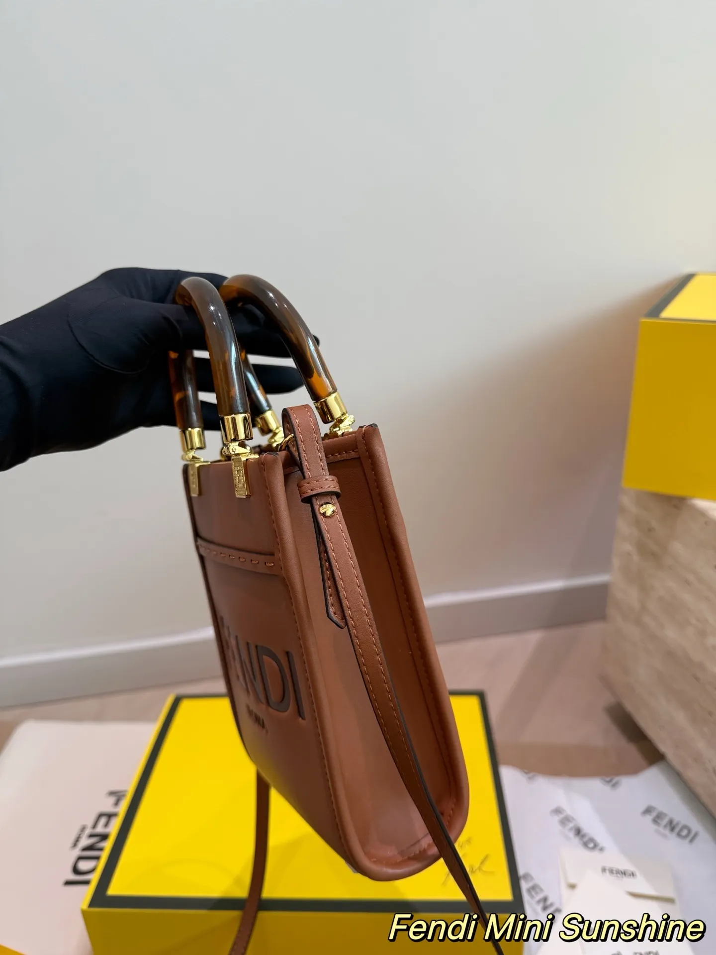 P170 Fendi Sunshine琴谱mini原版 FENDI琴谱mini,颜值超高的一款!有好多颜色,焦糖色最好看的颜色!百搭,特别!手柄特殊材质玳瑁琥珀色!太美啦!小众不撞包!时髦精必备单品! 18*14