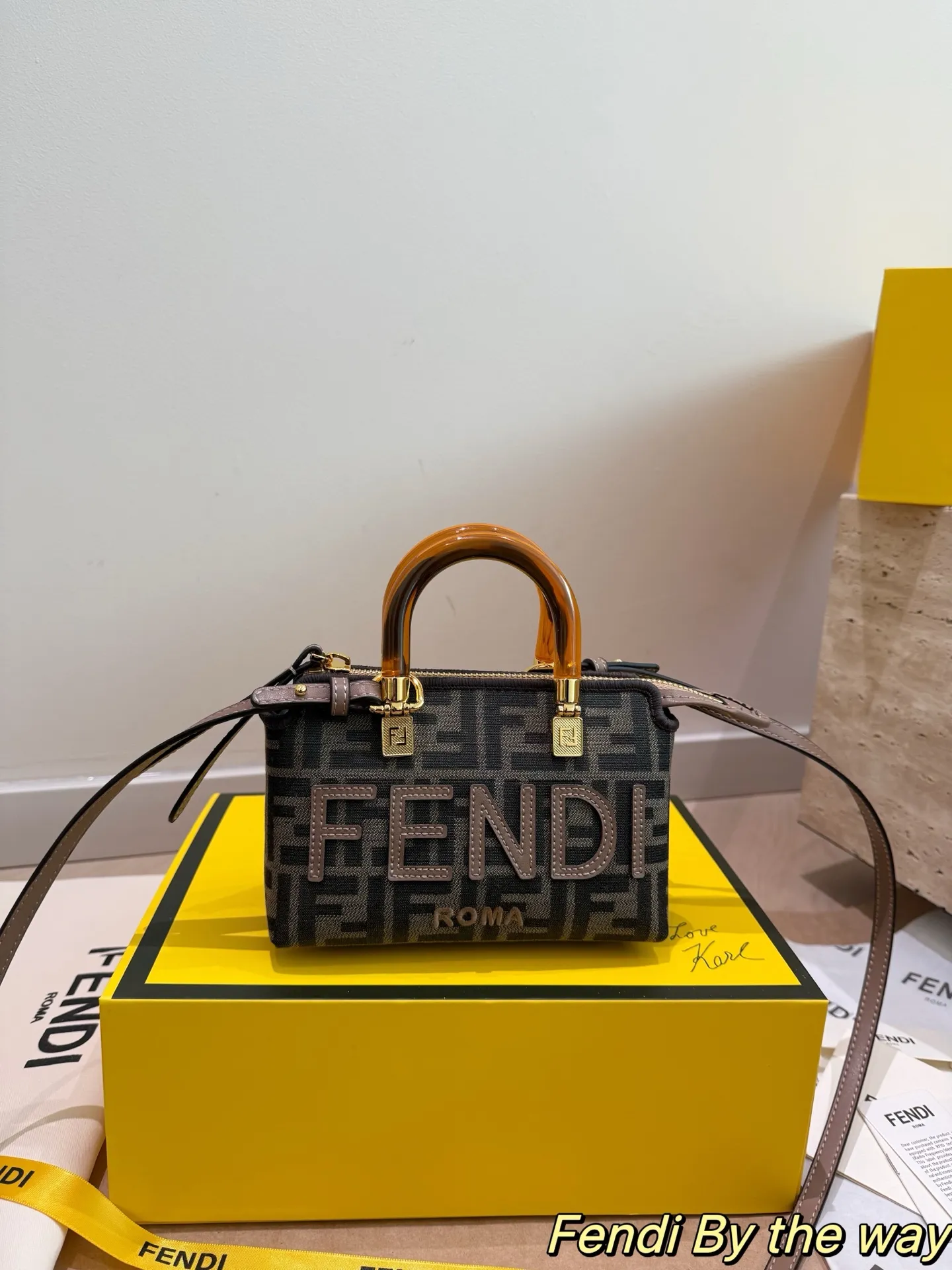 P170配折叠盒 芬迪 mini 波士顿枕头包FENDI 出勤回头率爆表！一个包包就搞定 拥有纯净简约廓形的mini by the way 结合玳瑁手柄的元素 化作保留品牌所有个性元素又颇为惹人怜爱的迷你尺寸 关键还特别百搭 白天出门游玩背上可以带不少东西 还可以斜挎妥妥的爱了 尺寸17.10