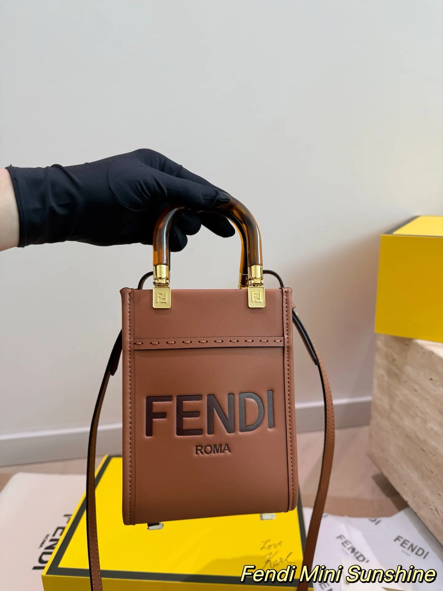 P170 Fendi Sunshine琴谱mini原版 FENDI琴谱mini,颜值超高的一款!有好多颜色，焦糖色最好看的颜色!百搭，特别!手柄特殊材质玳瑁琥珀色!太美啦!小众不撞包!时髦精必备单品! 18*14