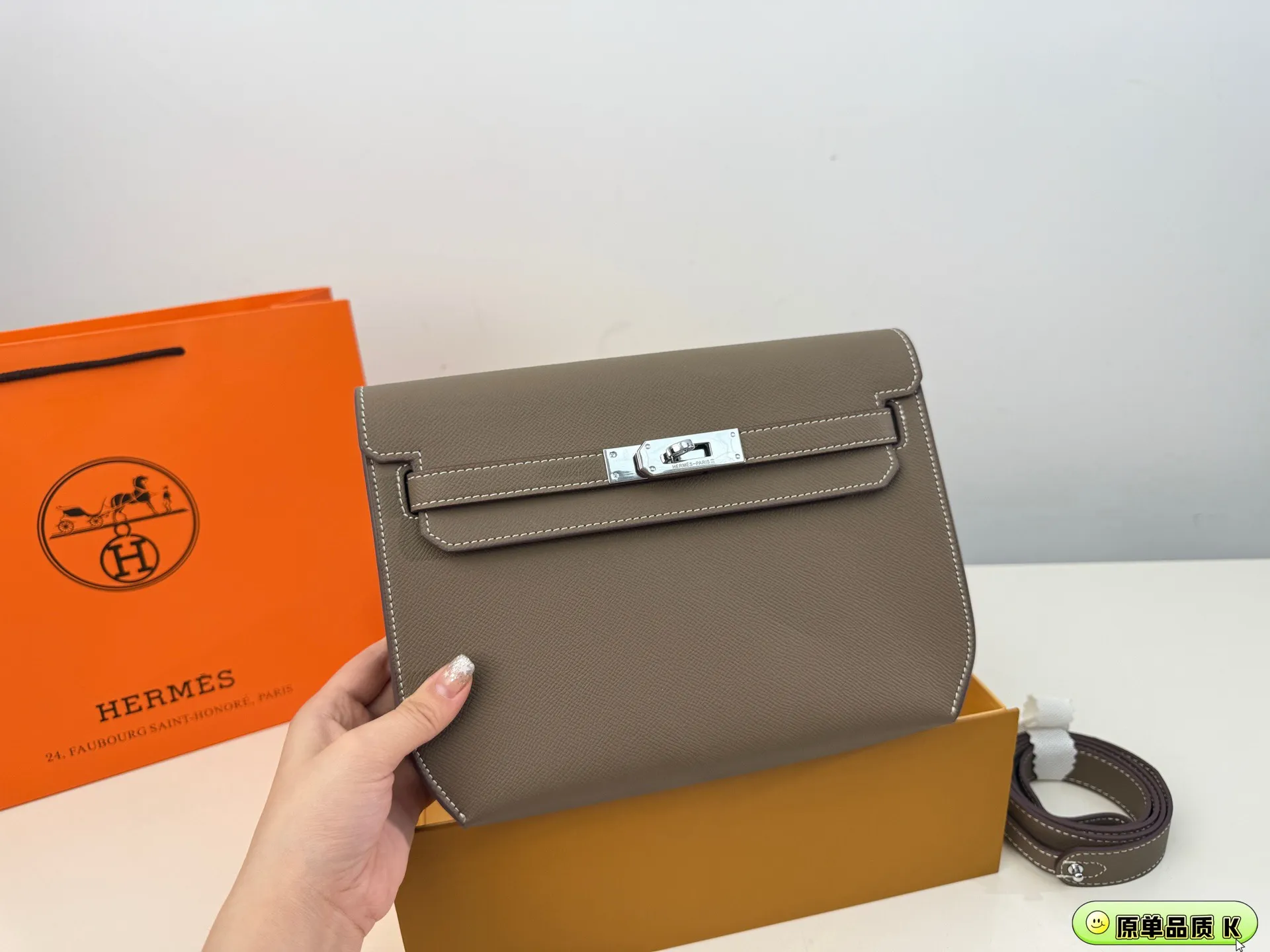 （折叠盒⚠️）p210 爱马仕Kelly depeches 25邮差包包，在Kelly系列里算是很好入手的一款 包包的容量挺大的，日常出门完全够用 3条带子可以自由转换 size：25*18cm