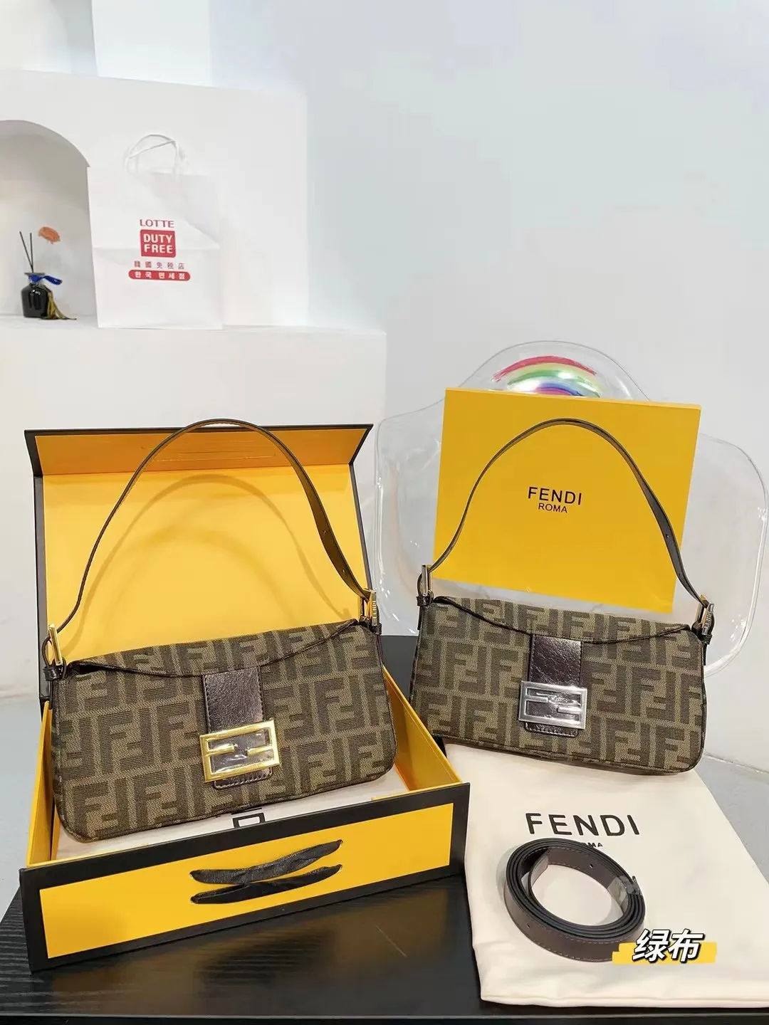 👑💰p115（折叠包装） fendi 芬迪新款法棍包 腋下包 网红vintageF中古法棍包 潮人们背的最多的包包大概就是Fendi芬迪的这款法棍包(Baguette)了，从黑色再到棕 各种单肩、斜跨都不是问题，有种慵慵懒懒的街头风。戚薇、Rosie等明星日常出街也会背c尺寸26 12cm