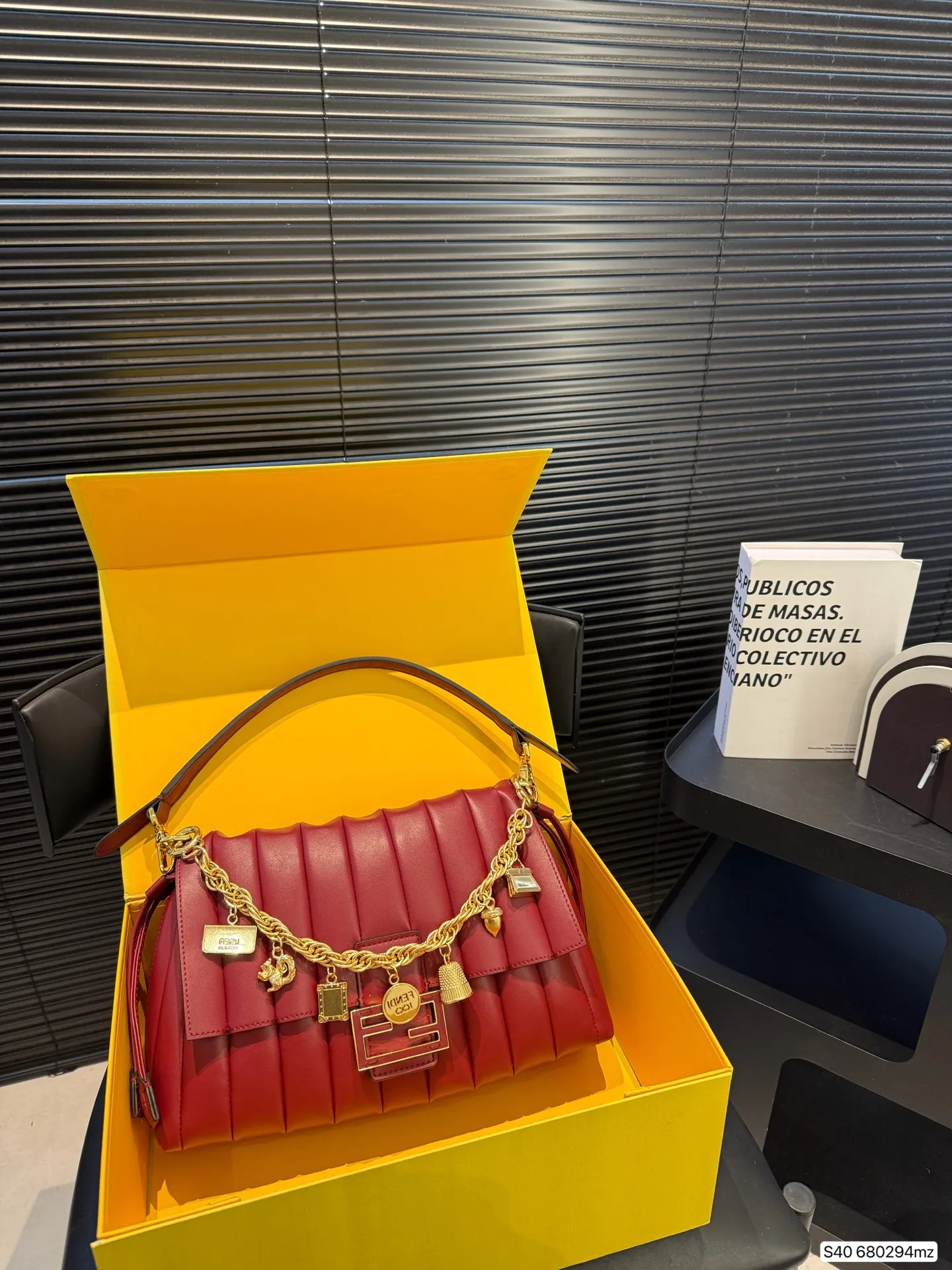 P250 配折叠盒 芬迪新款云朵包☁️奶油白真的好温柔呀! 奶白皮质像揉碎的云朵☁️ 褶皱肌理自带慵懒高级感,金色FF扣复古又闪耀✨ 腋下包型刚好卡在肩线,走路都带风~ 容量超惊喜!手机、粉饼、耳机,全塞下,通勤逛街都能打✔️ 搭西装飒爽,配裙装温柔,背上直接拿捏松弛贵气感! 尺寸30 20 货号680294