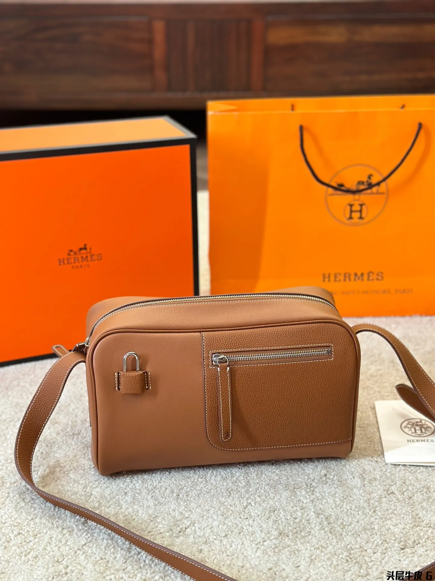 头层牛皮 p320 Nowveau Sac de Weekend肩背包 发财包 男士斜挎包、细节感满满 尺寸28 15cm