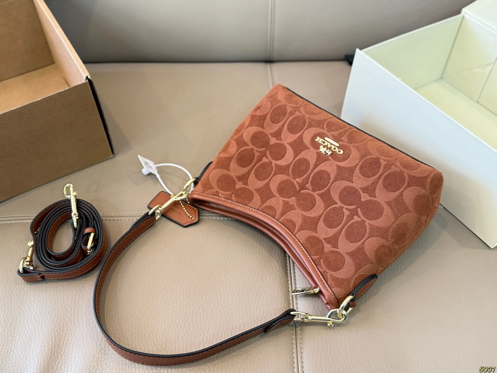 ¥135折叠盒 蔻驰COACH腋下包 配长肩带 单肩斜挎皆可 颜色搭配很有复古的感觉 高级又不失优雅超有氛围感 通勤 休闲 约会通通可搭 尺寸小号21 14