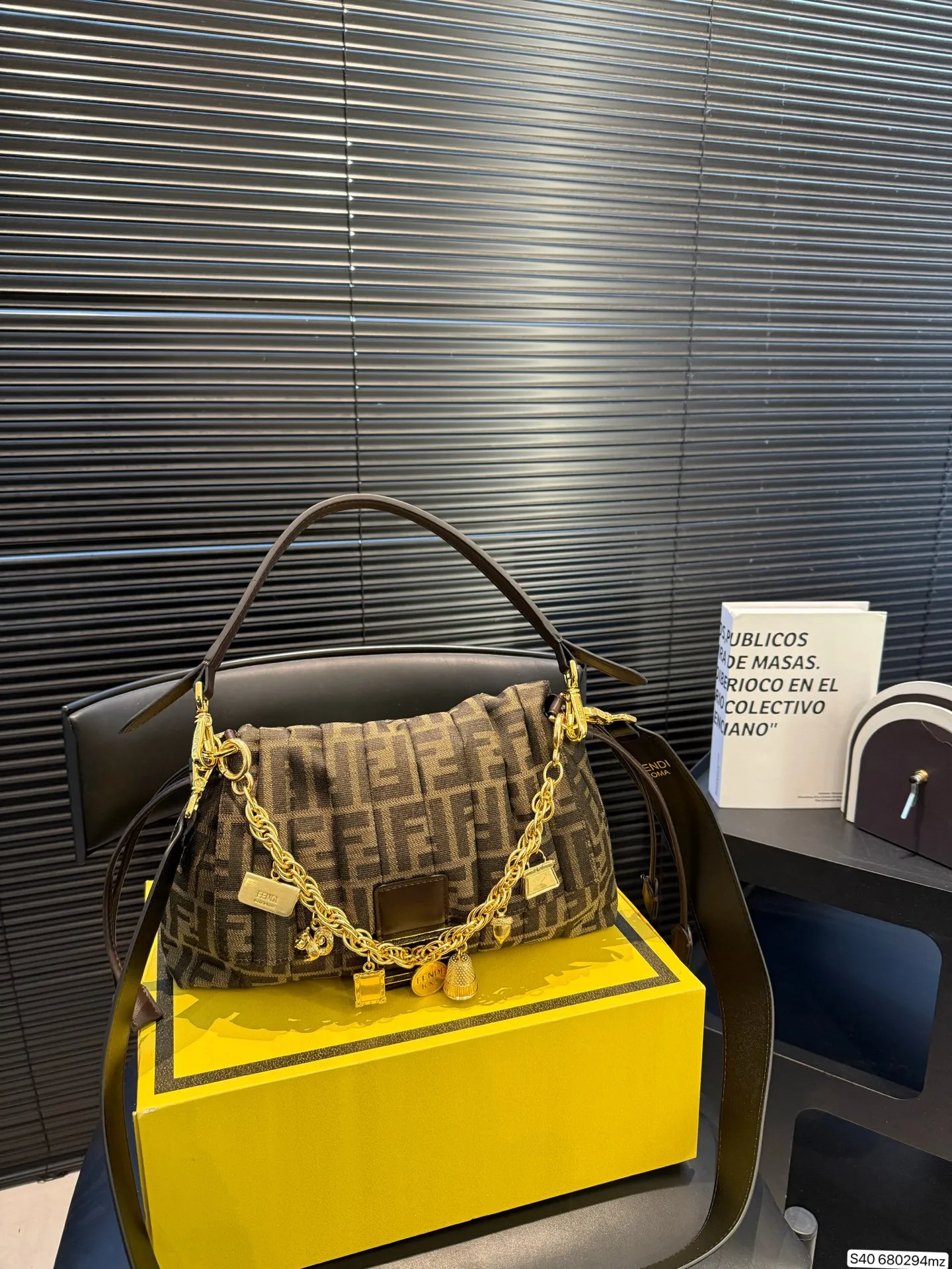 P250 配折叠盒 芬迪新款真的好温柔呀！ 像揉碎的云朵☁️ 褶皱肌理自带慵懒高级感，金色FF扣复古又闪耀✨ 腋下包型刚好卡在肩线，走路都带风～ 容量超惊喜！手机、粉饼、耳机，全塞下，通勤逛街都能打✔️ 搭西装飒爽，配裙装温柔，背上直接拿捏松弛贵气感！ 尺寸29 20 货号680294