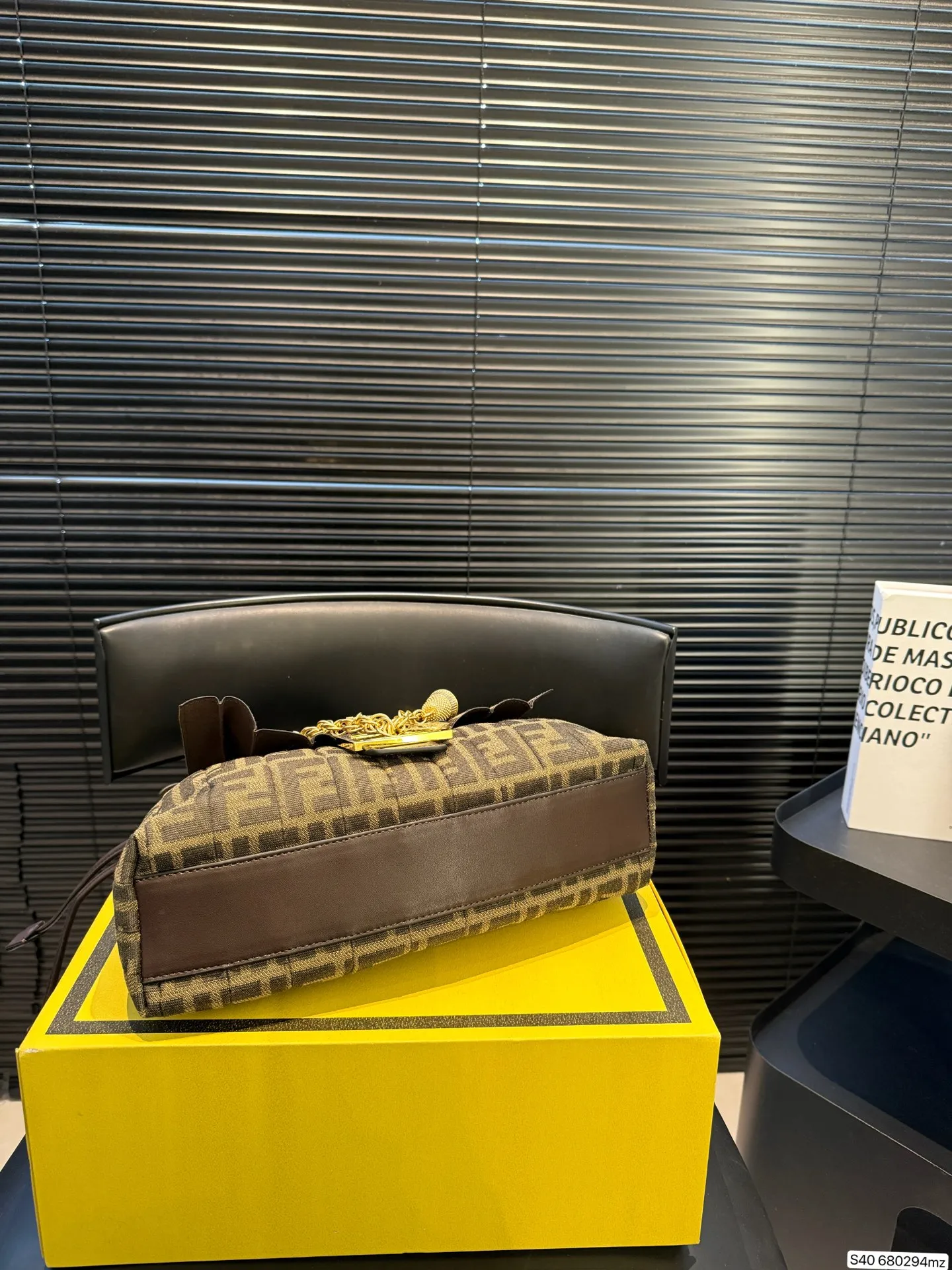 P250 配折叠盒 芬迪新款真的好温柔呀! 像揉碎的云朵☁️ 褶皱肌理自带慵懒高级感,金色FF扣复古又闪耀✨ 腋下包型刚好卡在肩线,走路都带风~ 容量超惊喜!手机、粉饼、耳机,全塞下,通勤逛街都能打✔️ 搭西装飒爽,配裙装温柔,背上直接拿捏松弛贵气感! 尺寸29 20 货号680294