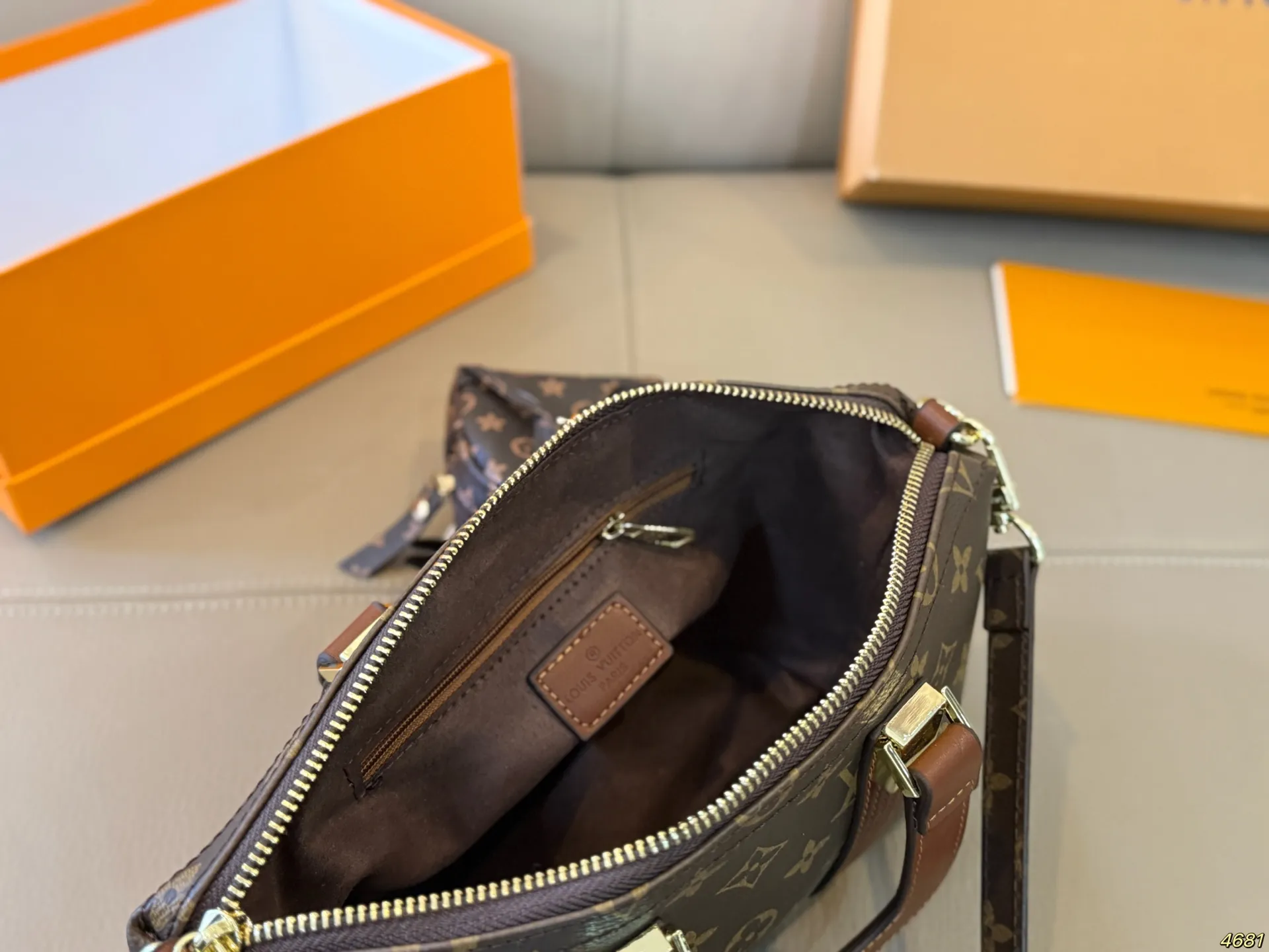 ¥135配盒 Lv手提包斜挎包 高颜值潮酷时尚女孩必入 适合日常 通勤 出街 尺寸21 12