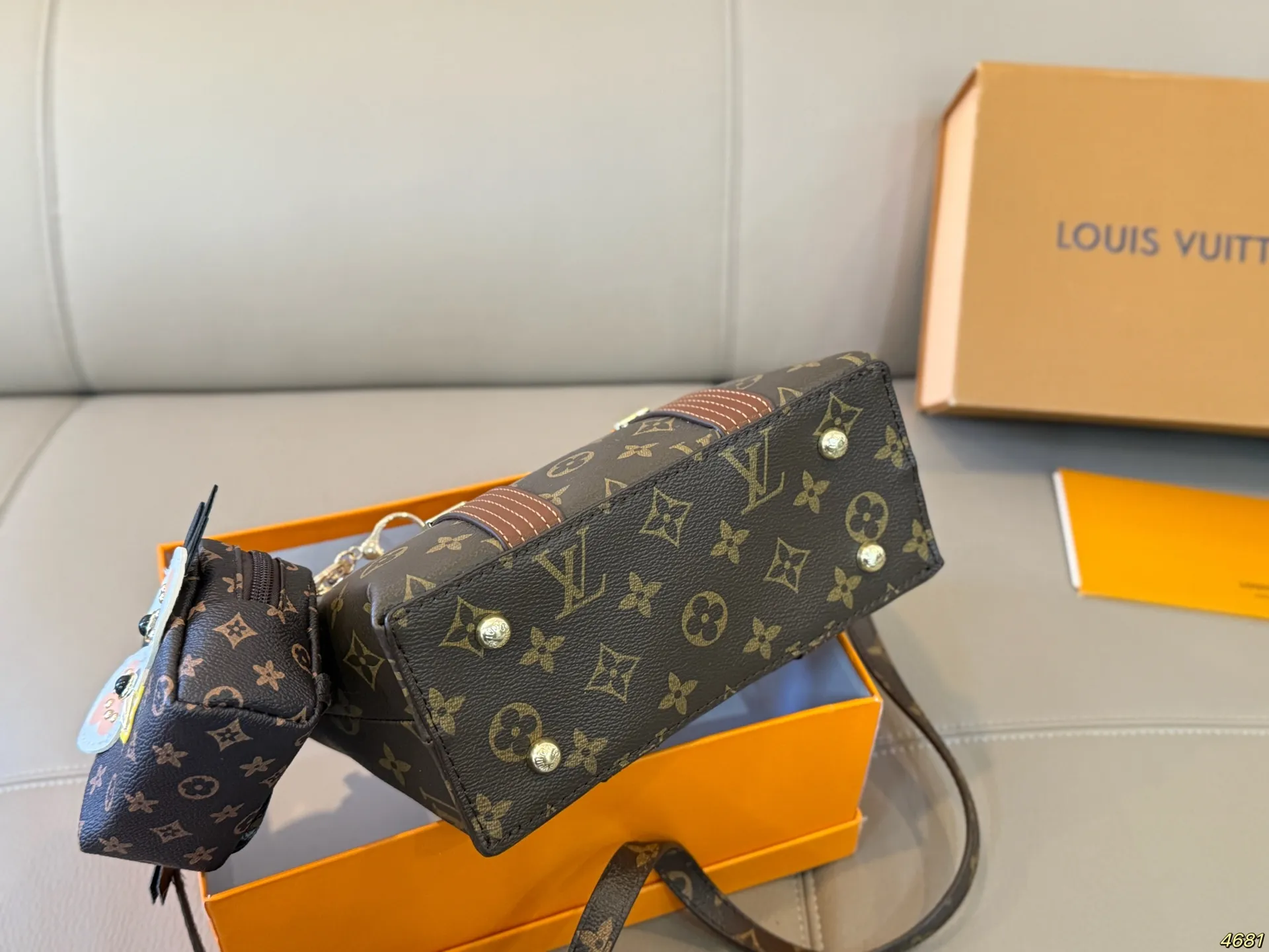 ¥135配盒 Lv手提包斜挎包 高颜值潮酷时尚女孩必入 适合日常 通勤 出街 尺寸21 12