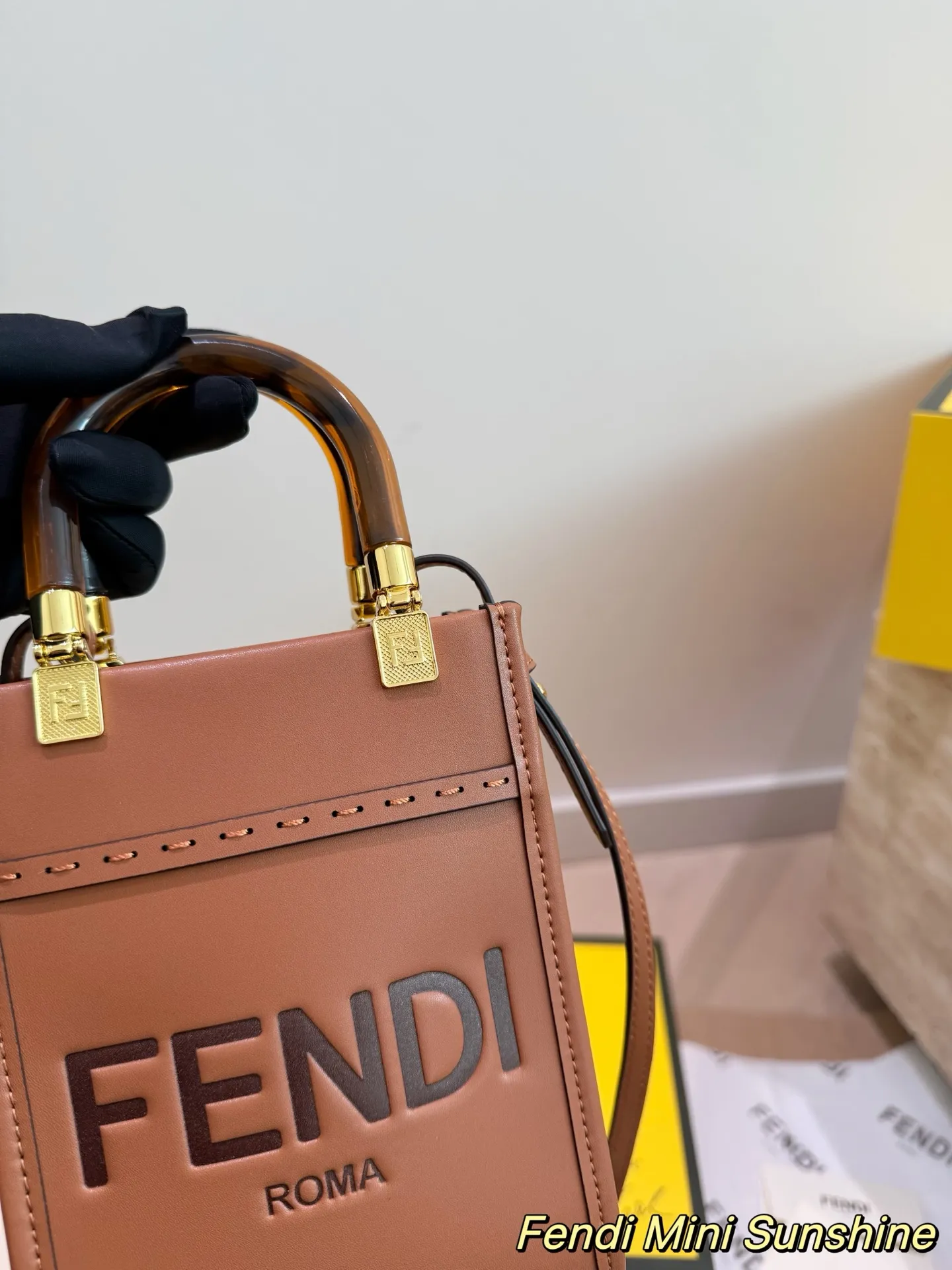 P170 Fendi Sunshine琴谱mini原版 FENDI琴谱mini,颜值超高的一款!有好多颜色,焦糖色最好看的颜色!百搭,特别!手柄特殊材质玳瑁琥珀色!太美啦!小众不撞包!时髦精必备单品! 18*14