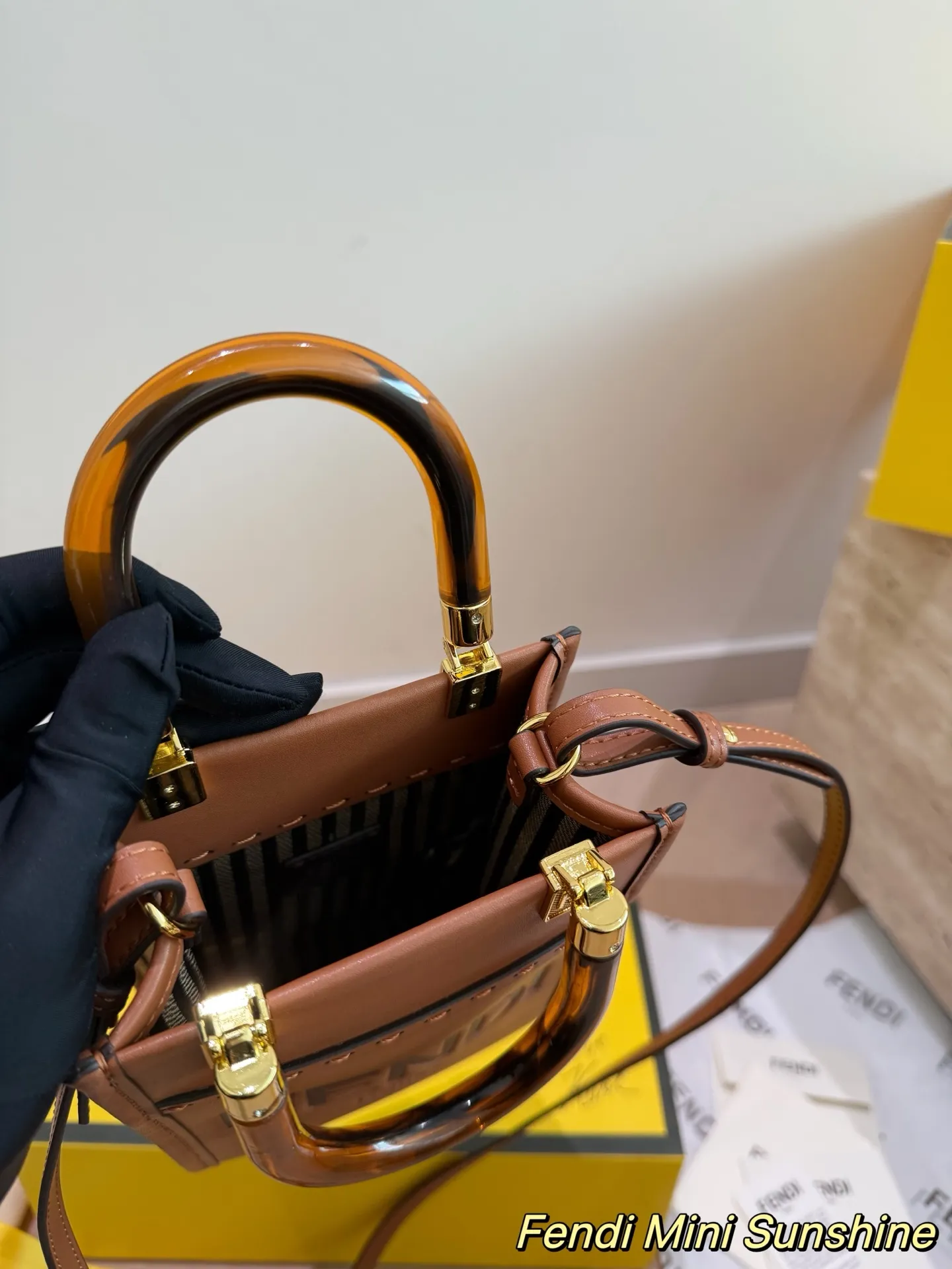 P170 Fendi Sunshine琴谱mini原版 FENDI琴谱mini,颜值超高的一款!有好多颜色，焦糖色最好看的颜色!百搭，特别!手柄特殊材质玳瑁琥珀色!太美啦!小众不撞包!时髦精必备单品! 18*14