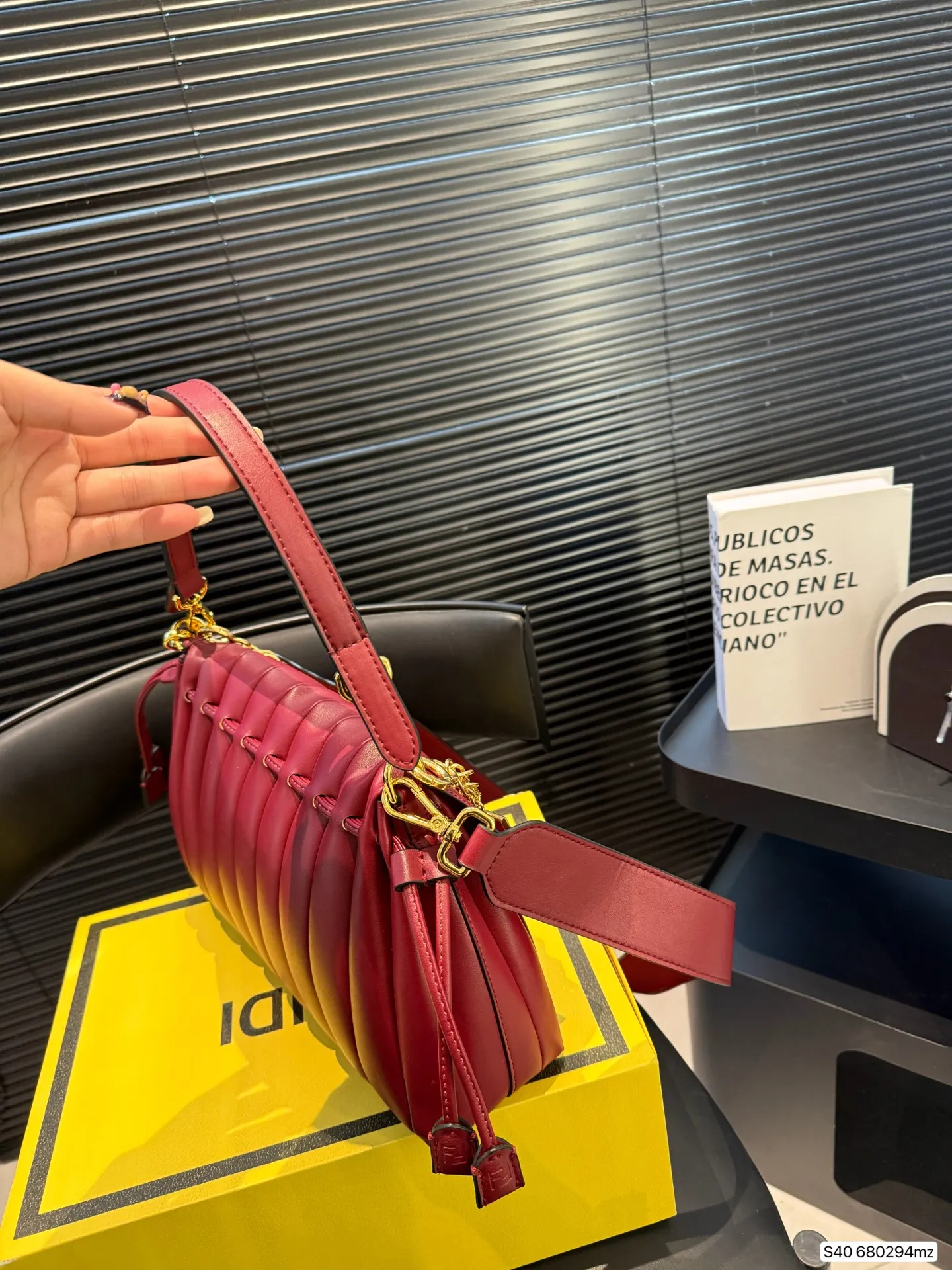 P250 配折叠盒 芬迪新款云朵包☁️奶油白真的好温柔呀！ 奶白皮质像揉碎的云朵☁️ 褶皱肌理自带慵懒高级感，金色FF扣复古又闪耀✨ 腋下包型刚好卡在肩线，走路都带风～ 容量超惊喜！手机、粉饼、耳机，全塞下，通勤逛街都能打✔️ 搭西装飒爽，配裙装温柔，背上直接拿捏松弛贵气感！ 尺寸30 20 货号680294