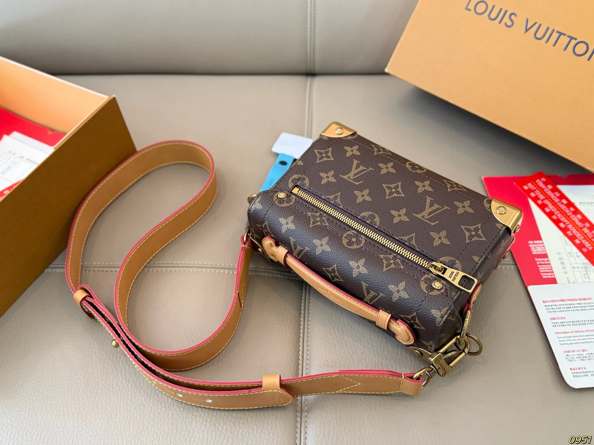 &yen;180折叠盒 LV路易威登 小箱子 高出镜率单品 国外博主网红同款 上身真的超级！减龄！ 简单耐看的版型 尺寸20 14