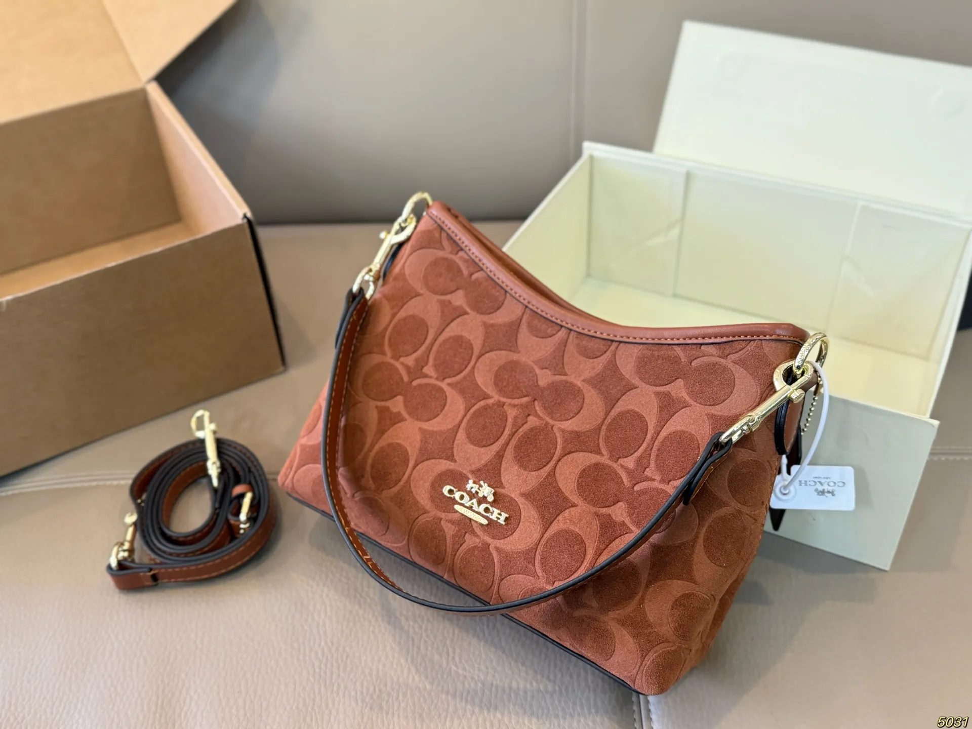 &yen;135折叠盒 蔻驰COACH腋下包 配长肩带 单肩斜挎皆可 颜色搭配很有复古的感觉 高级又不失优雅超有氛围感 通勤 休闲 约会通通可搭 尺寸小号21 14