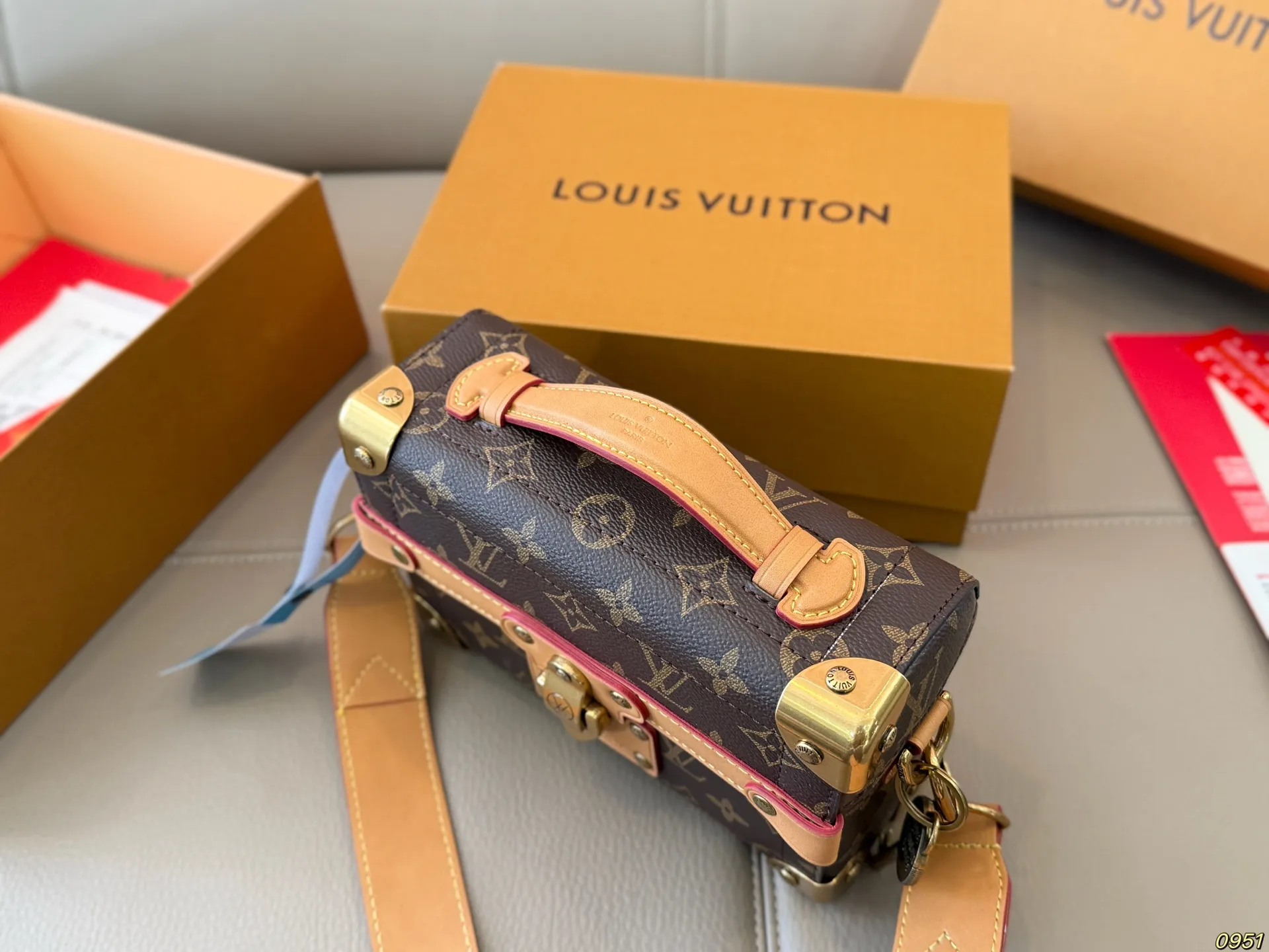 ¥180折叠盒 LV路易威登 小箱子 高出镜率单品 国外博主网红同款 上身真的超级!减龄! 简单耐看的版型 尺寸20 14