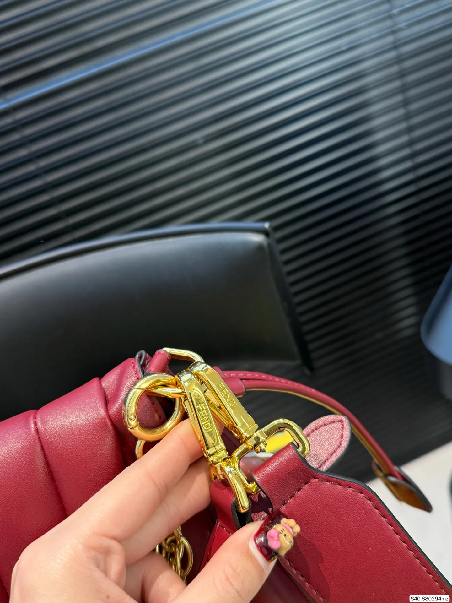 P250 配折叠盒 芬迪新款云朵包☁️奶油白真的好温柔呀! 奶白皮质像揉碎的云朵☁️ 褶皱肌理自带慵懒高级感,金色FF扣复古又闪耀✨ 腋下包型刚好卡在肩线,走路都带风~ 容量超惊喜!手机、粉饼、耳机,全塞下,通勤逛街都能打✔️ 搭西装飒爽,配裙装温柔,背上直接拿捏松弛贵气感! 尺寸30 20 货号680294