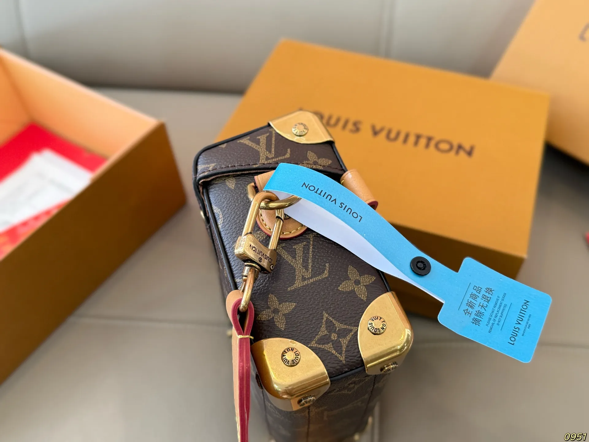 &yen;180折叠盒 LV路易威登 小箱子 高出镜率单品 国外博主网红同款 上身真的超级！减龄！ 简单耐看的版型 尺寸20 14