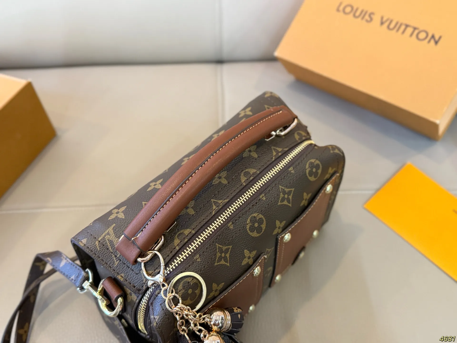 &yen;135 酷奇Gucci，路易威登lv 新款单肩包手提包 独特设计 时尚又经典 超级百搭 日常通勤皆可 上身又A又飒 尺寸25 16