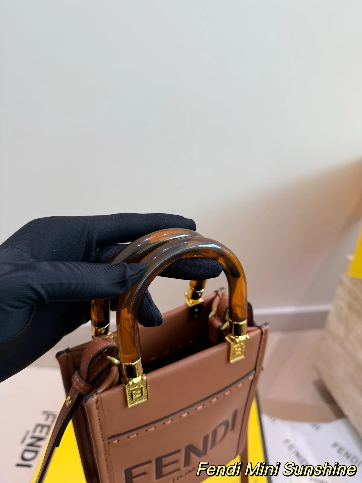 P170 Fendi Sunshine琴谱mini原版 FENDI琴谱mini,颜值超高的一款!有好多颜色，焦糖色最好看的颜色!百搭，特别!手柄特殊材质玳瑁琥珀色!太美啦!小众不撞包!时髦精必备单品! 18*14
