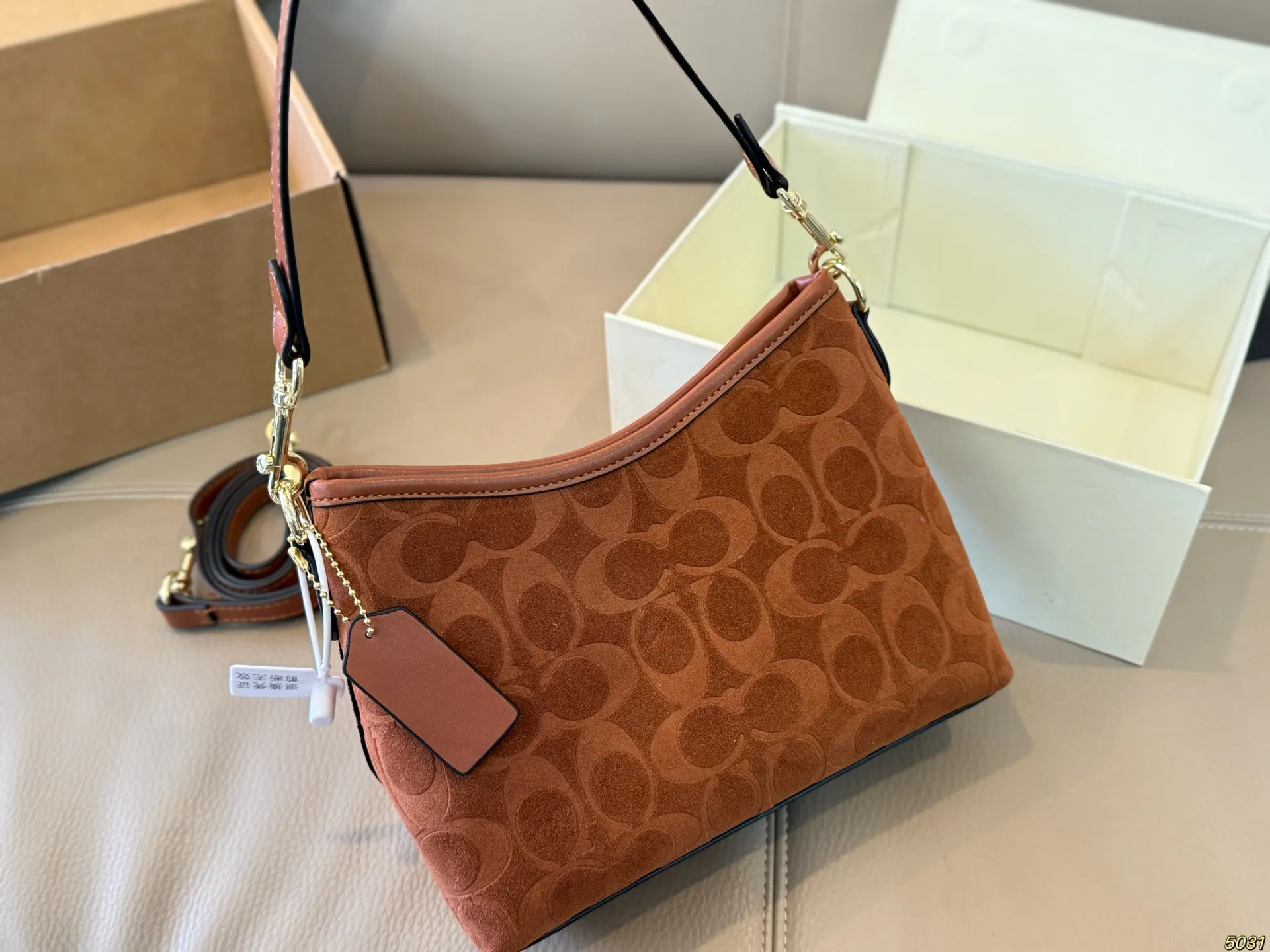 ¥135折叠盒 蔻驰COACH腋下包 配长肩带 单肩斜挎皆可 颜色搭配很有复古的感觉 高级又不失优雅超有氛围感 通勤 休闲 约会通通可搭 尺寸小号21 14