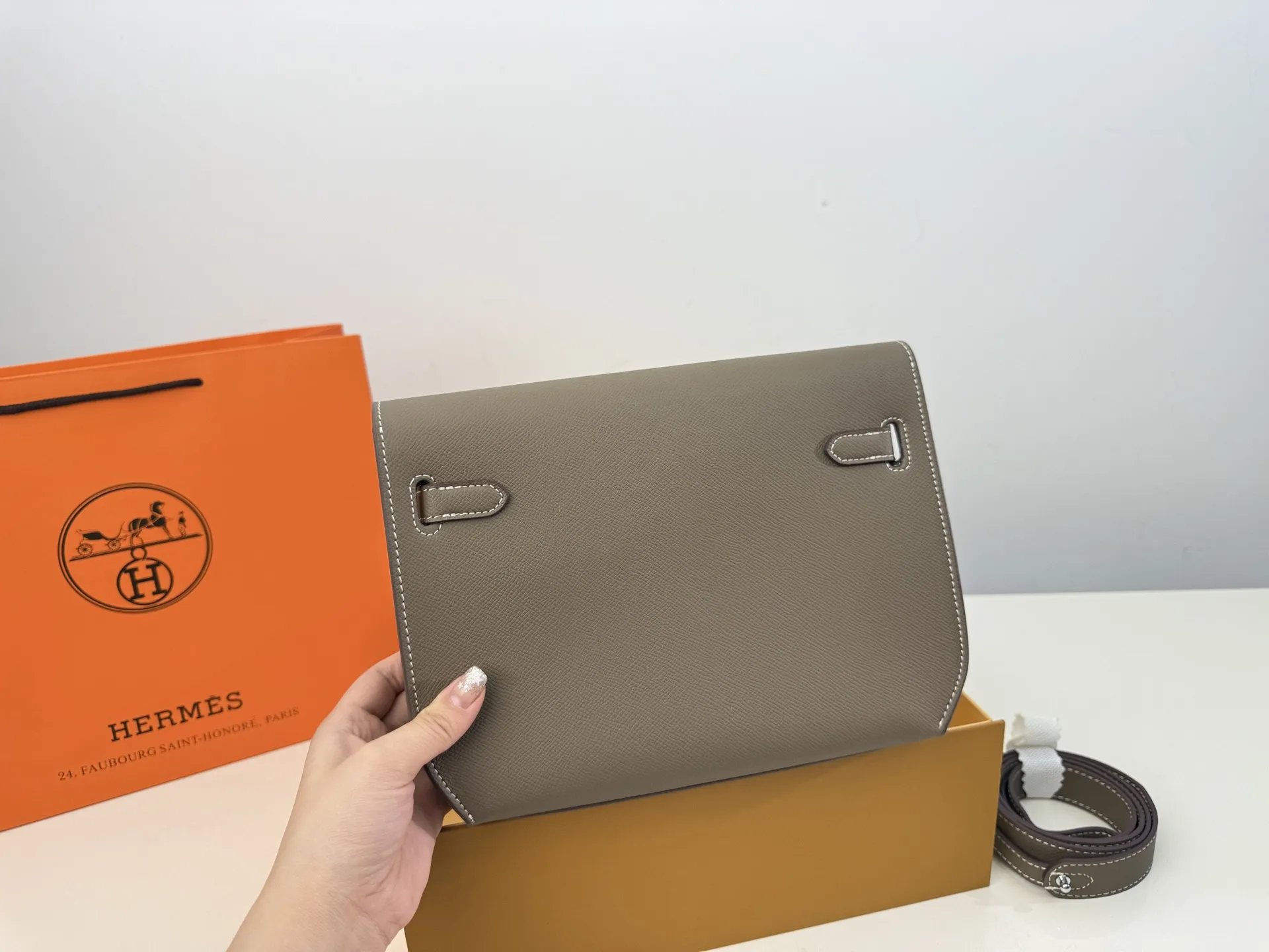 (折叠盒⚠️)p210 爱马仕Kelly depeches 25邮差包包,在Kelly系列里算是很好入手的一款 包包的容量挺大的,日常出门完全够用 3条带子可以自由转换 size:25*18cm