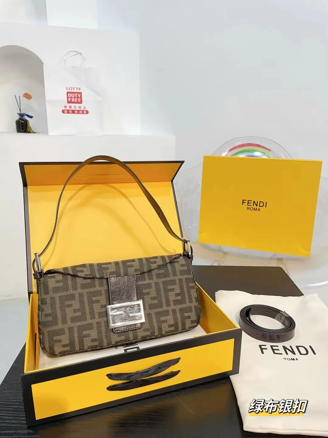 👑💰p115（折叠包装） fendi 芬迪新款法棍包 腋下包 网红vintageF中古法棍包 潮人们背的最多的包包大概就是Fendi芬迪的这款法棍包(Baguette)了，从黑色再到棕 各种单肩、斜跨都不是问题，有种慵慵懒懒的街头风。戚薇、Rosie等明星日常出街也会背c尺寸26 12cm