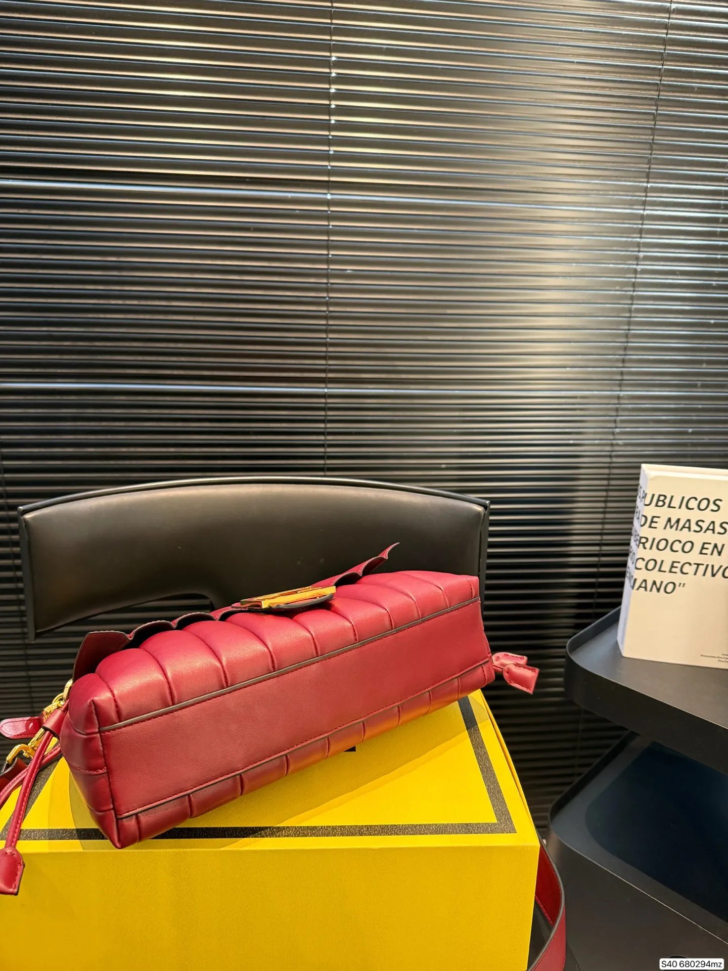 P250 配折叠盒 芬迪新款云朵包☁️奶油白真的好温柔呀！ 奶白皮质像揉碎的云朵☁️ 褶皱肌理自带慵懒高级感，金色FF扣复古又闪耀✨ 腋下包型刚好卡在肩线，走路都带风～ 容量超惊喜！手机、粉饼、耳机，全塞下，通勤逛街都能打✔️ 搭西装飒爽，配裙装温柔，背上直接拿捏松弛贵气感！ 尺寸30 20 货号680294