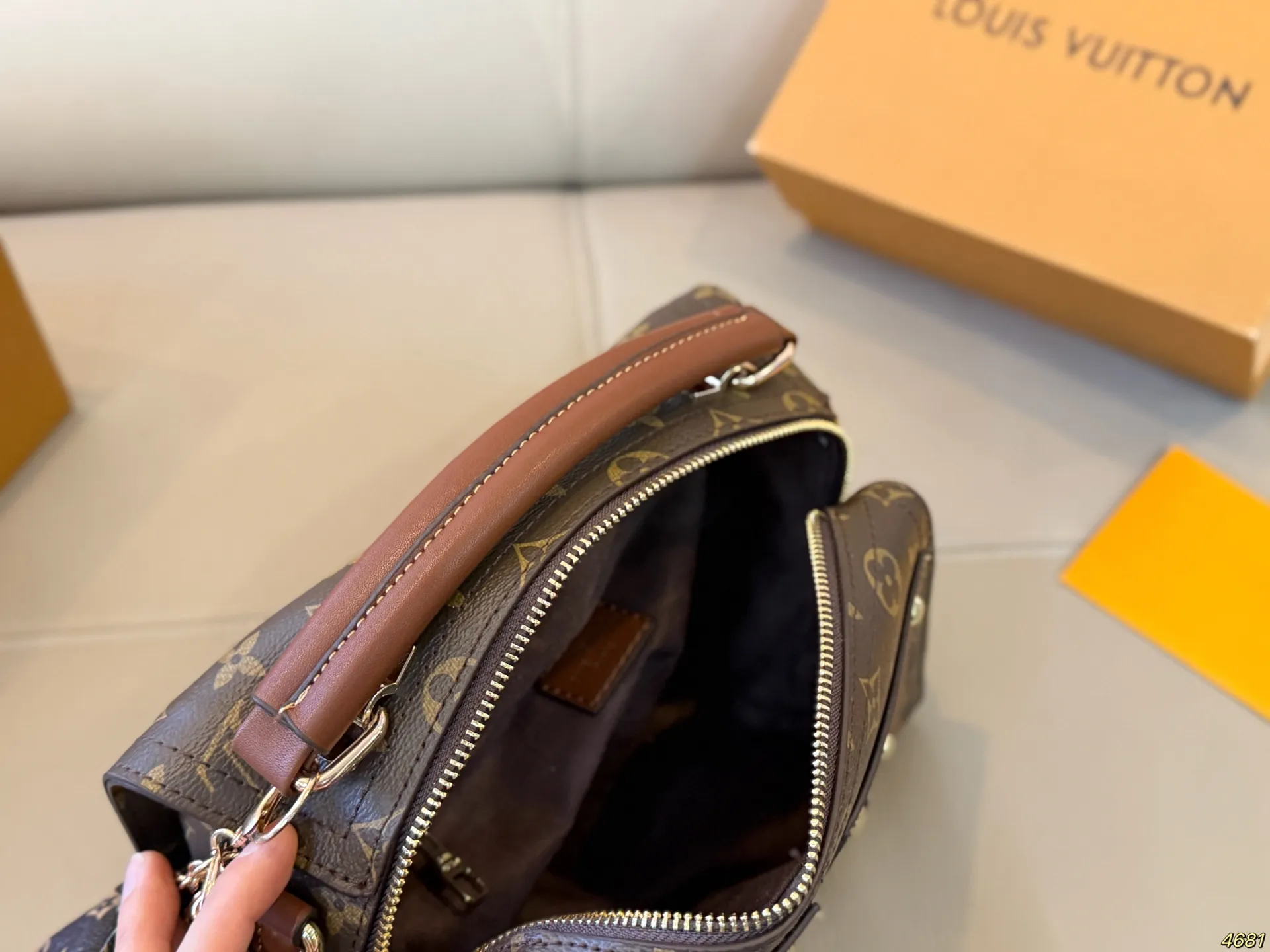 ¥135 酷奇Gucci,路易威登lv 新款单肩包手提包 独特设计 时尚又经典 超级百搭 日常通勤皆可 上身又A又飒 尺寸25 16