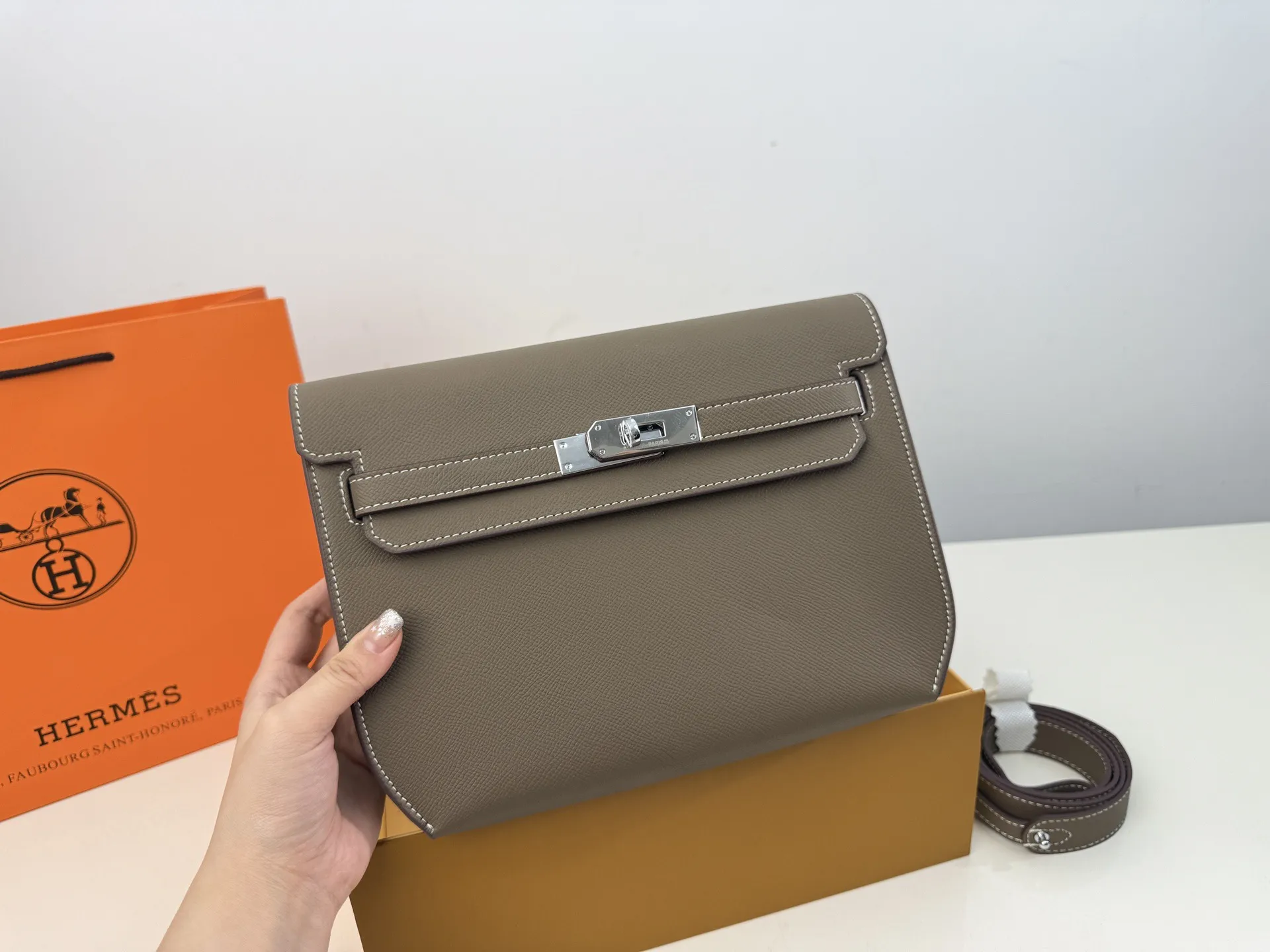 (折叠盒⚠️)p210 爱马仕Kelly depeches 25邮差包包,在Kelly系列里算是很好入手的一款 包包的容量挺大的,日常出门完全够用 3条带子可以自由转换 size:25*18cm