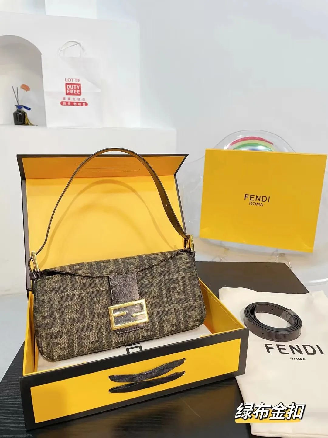 👑💰p115(折叠包装) fendi 芬迪新款法棍包 腋下包 网红vintageF中古法棍包 潮人们背的最多的包包大概就是Fendi芬迪的这款法棍包(Baguette)了,从黑色再到棕 各种单肩、斜跨都不是问题,有种慵慵懒懒的街头风。戚薇、Rosie等明星日常出街也会背c尺寸26 12cm
